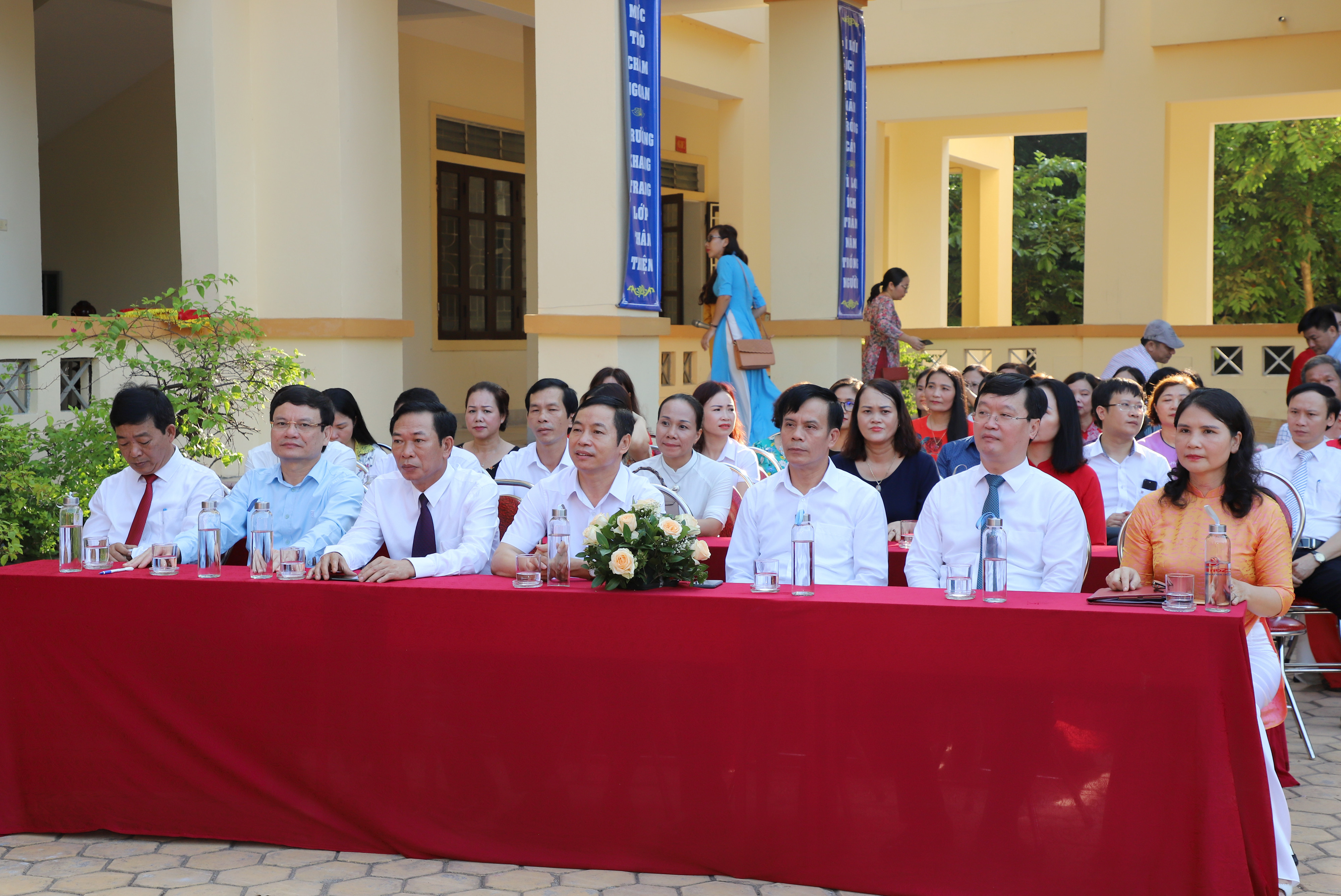 Các đại biểu dự lễ khai giảng tại Trường THCS Đặng Thai Mai. Ảnh: Phạm Bằng