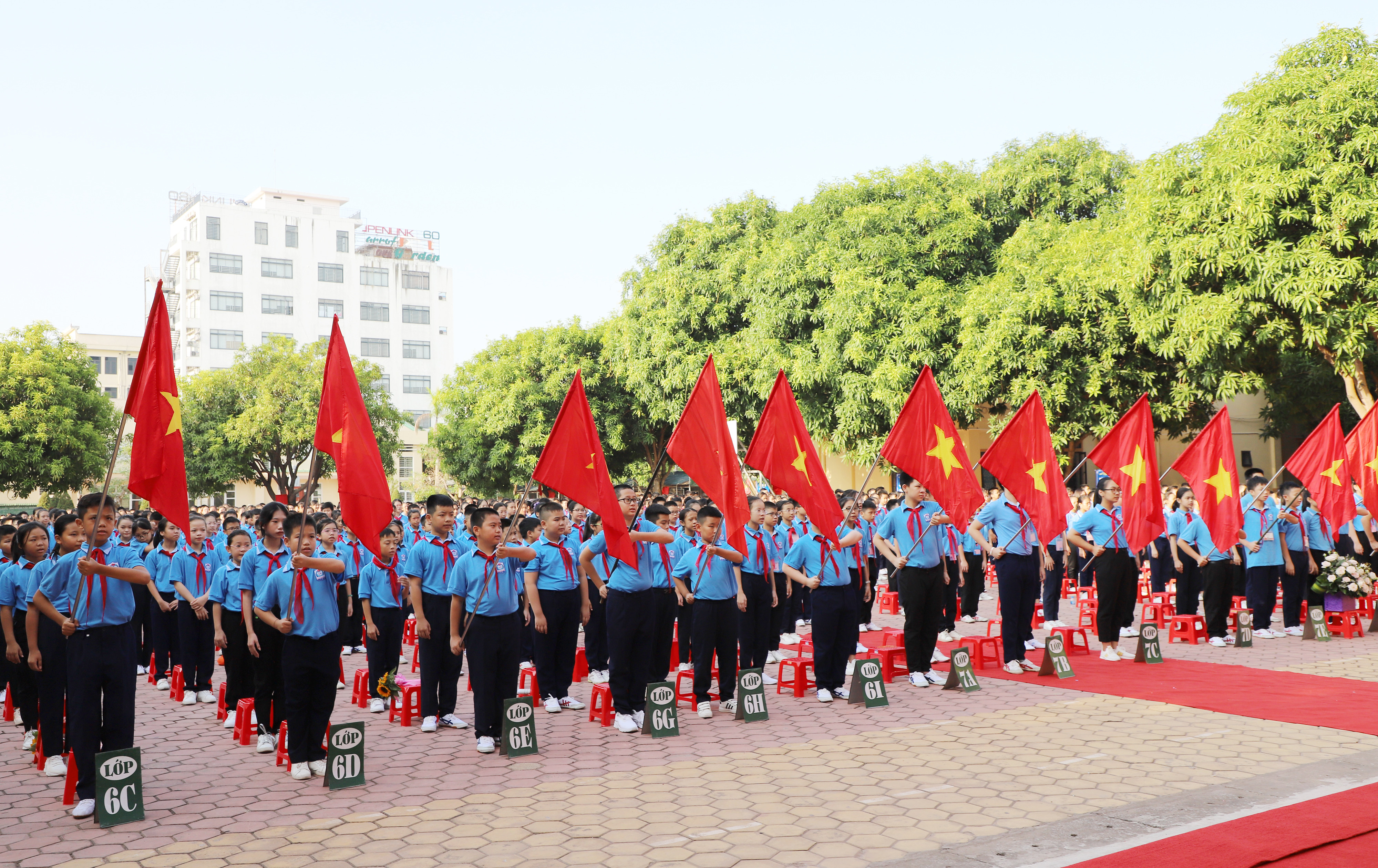 Hơn 1.300 học sinh Trường THCS Đặng Thai Mai nô nức dự lễ khai giảng năm học mới. Ảnh: Phạm Bằng