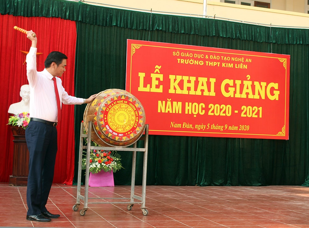 Đồng chí Hoàng Nghĩa Hiếu đánh trống khai giảng tại trường THPT Kim Liên. Ảnh: Phú Hương