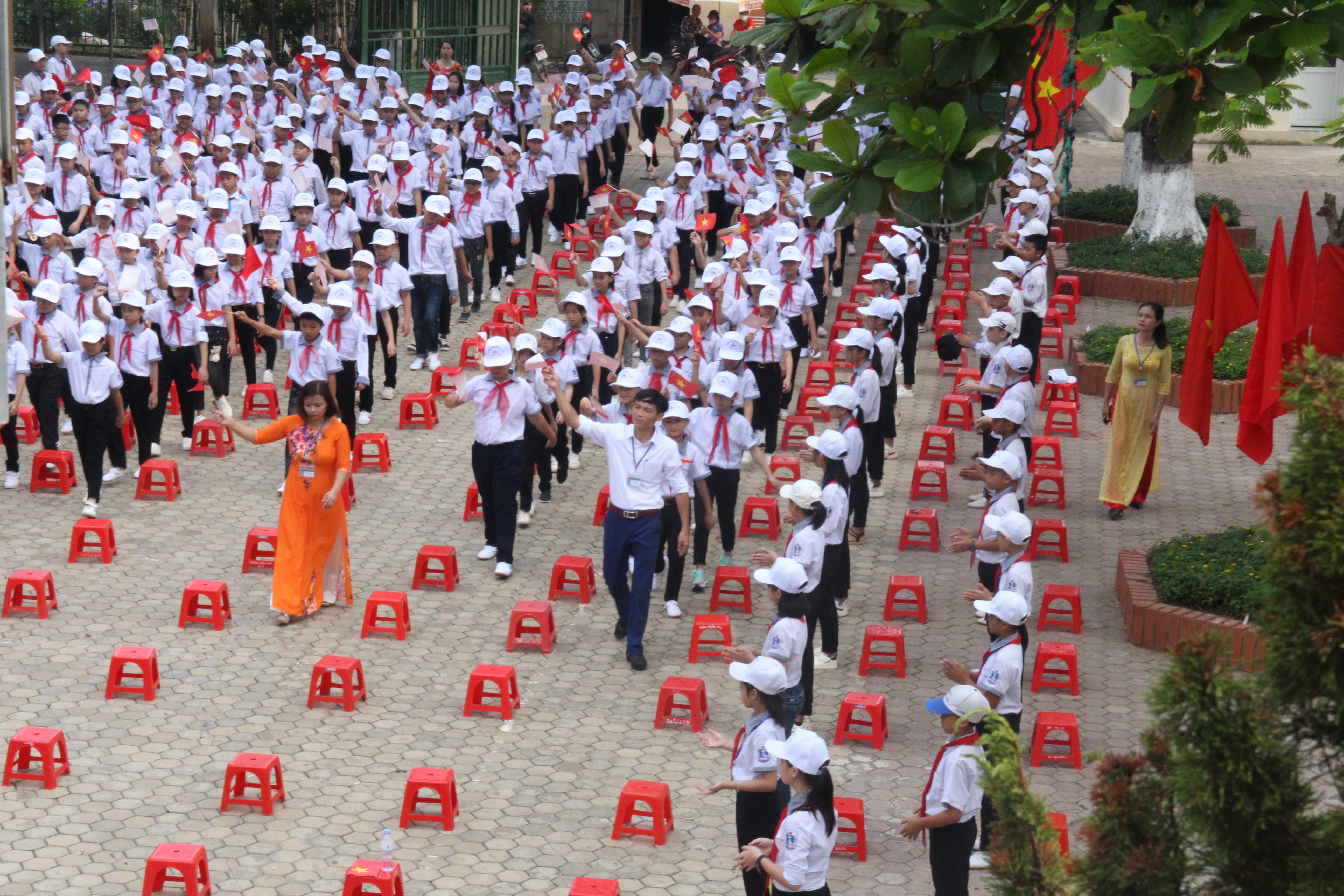 Lễ khai giảng năm nay trường phấn khởi đón chào các em học sinh lớp 6. Ảnh: Thanh Nga