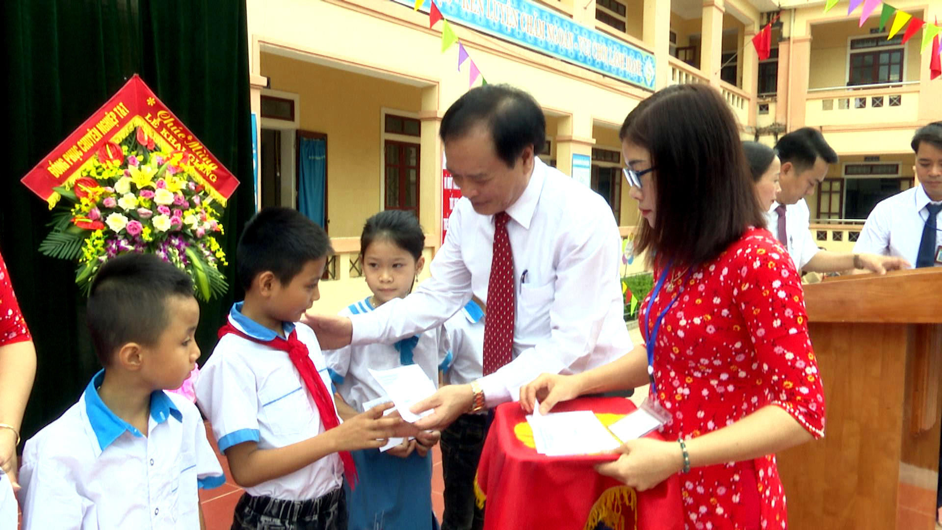 Đồng chí Hồ Phúc Hợp tặng quà cho học sinh tại Trường TH Diễn Kỷ