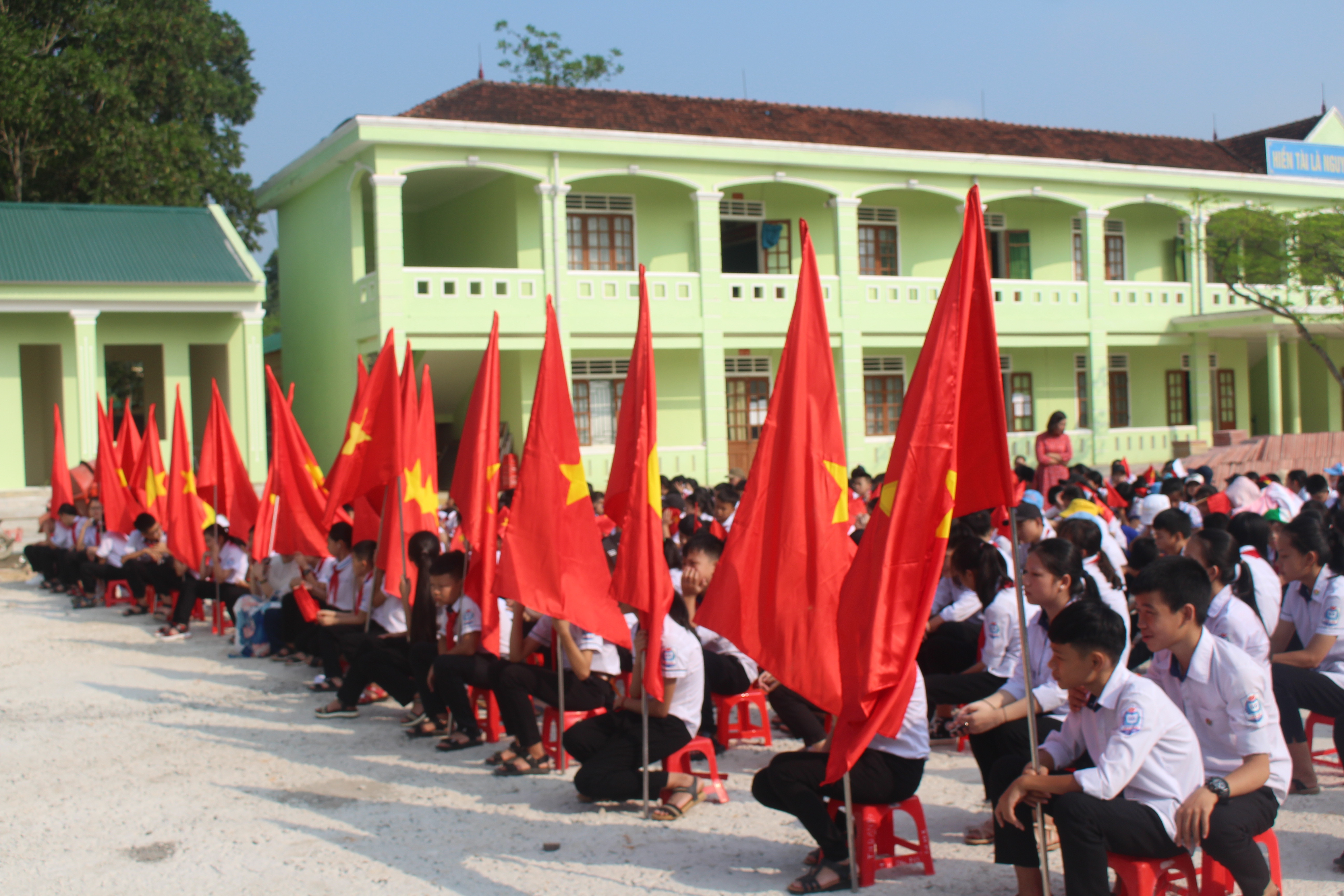 Lễ khai giảng năm hoc moi tại trường THCS Trà Lân Con Cuông