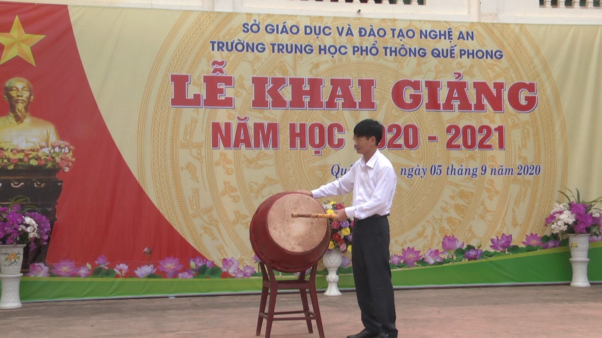 Đồng chí Trương Minh Cương - Bí thư Huyện ủy Đánh trống khai trường tại trường THPT Quế Phong