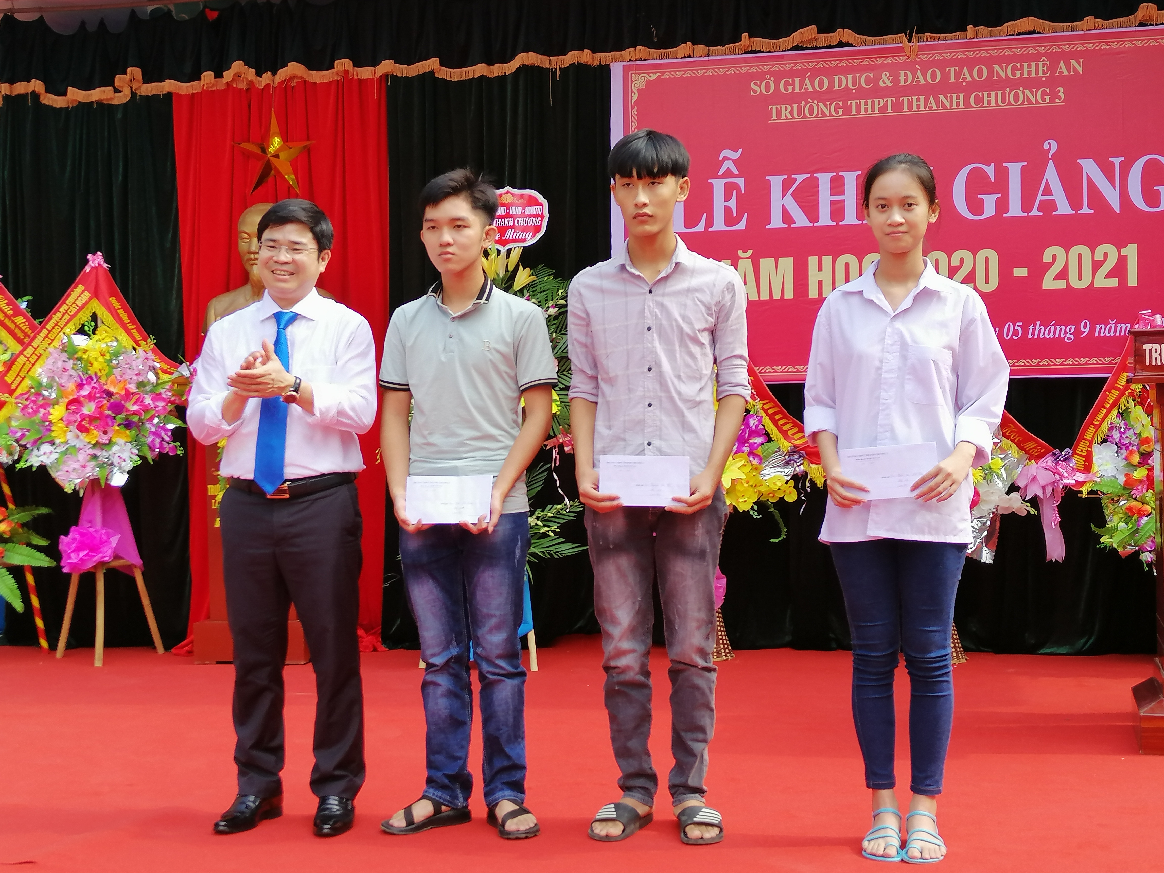 UBND huyện Thanh Chương  trao thưởng cho các em đạt điểm cao trong kỳ thi tốt nghiệp THPT quốc gia 