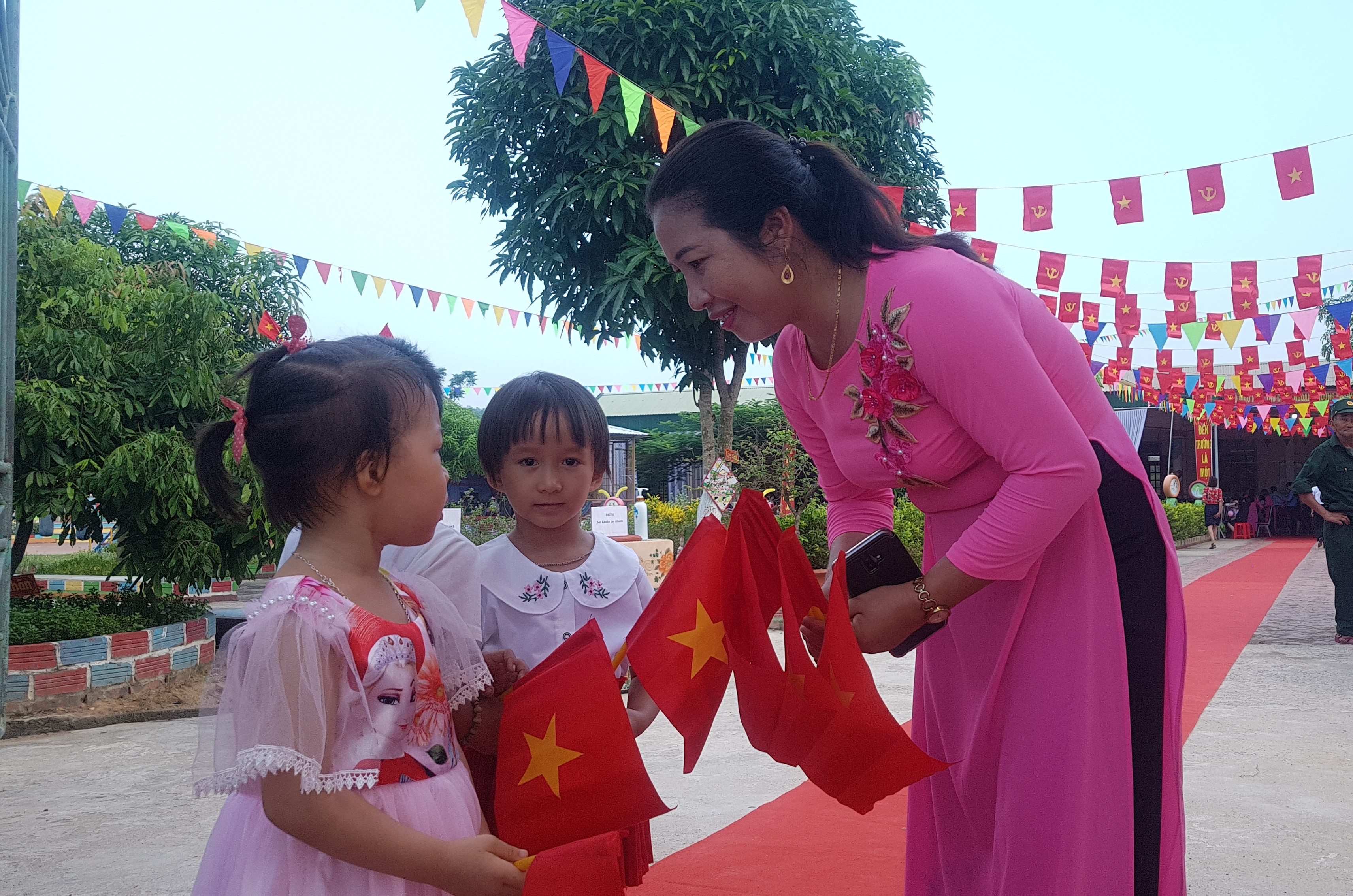 Cô trò trường    Thành, huyện Yên Thành náo nức trong ngày khai giảng năm học mới 2020-2021.