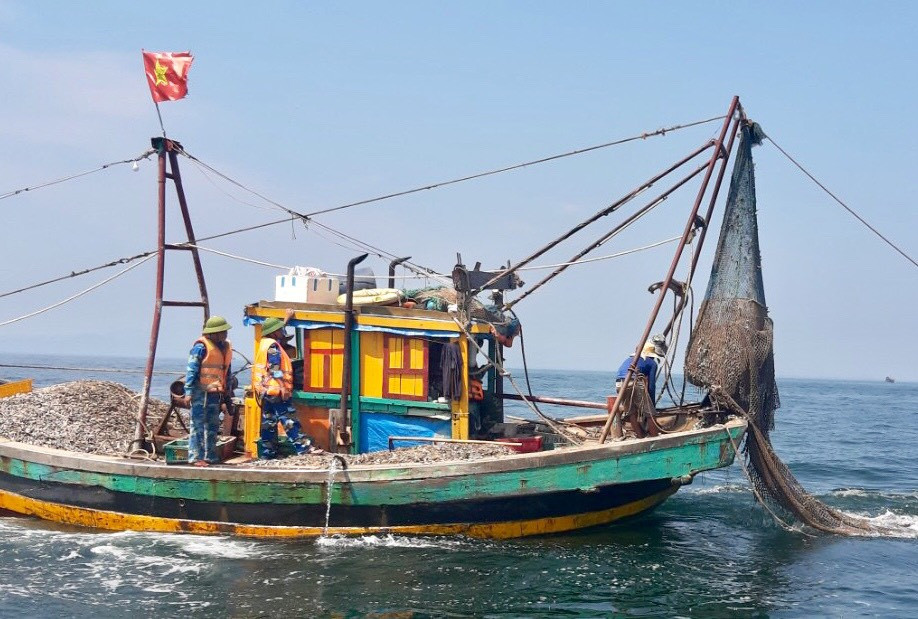 Tuyên truyền, nhắc nhở để ngư dân chấp hành, quay tàu lại để kéo ngư lưới cụ vi phạm đã bị cắt bỏ trên vùng nước tự nhiên. Ảnh: P.V