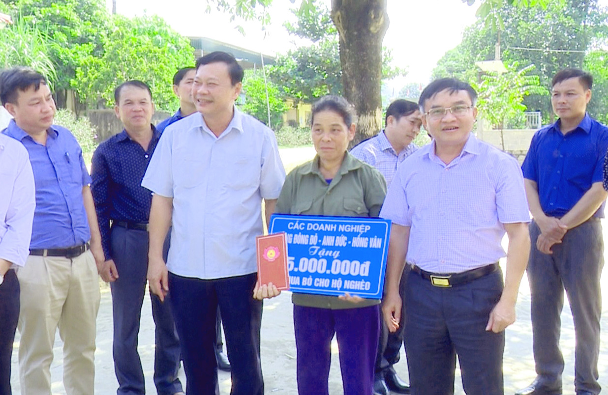 Trưởng ban dân vận Tỉnh ủy Ngọc Kim Nam trao tặng bò giống cho hộ nghèo ở xã Giai Xuân, Tân Kỳ. Ảnh Như Lành