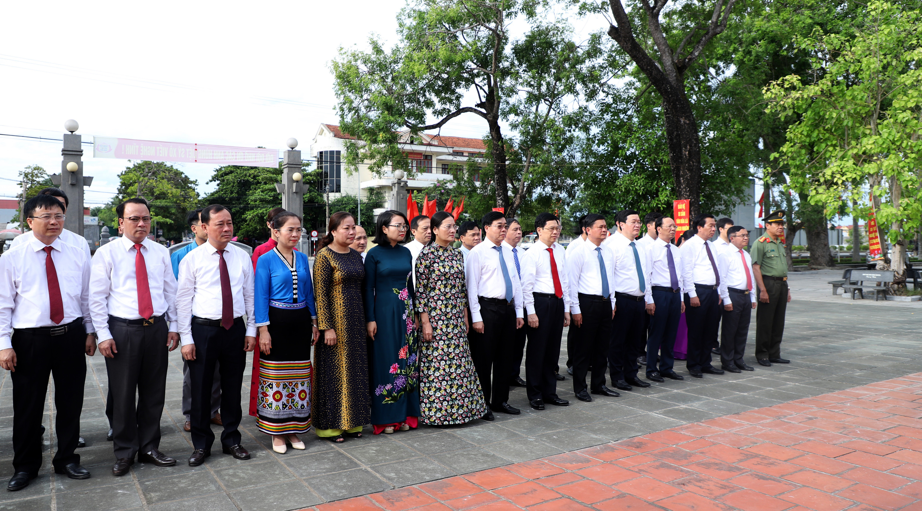 Đoàn đại biểu Tỉnh ủy, HĐND, UBND, Ủy ban MTTQ Việt Nam tỉnh Nghệ An tưởng niệm các Anh hùng liệt sỹ tại Quảng trường Xô viết Nghệ - Tĩnh, huyện Hưng Nguyên. Ảnh: Thành Duy