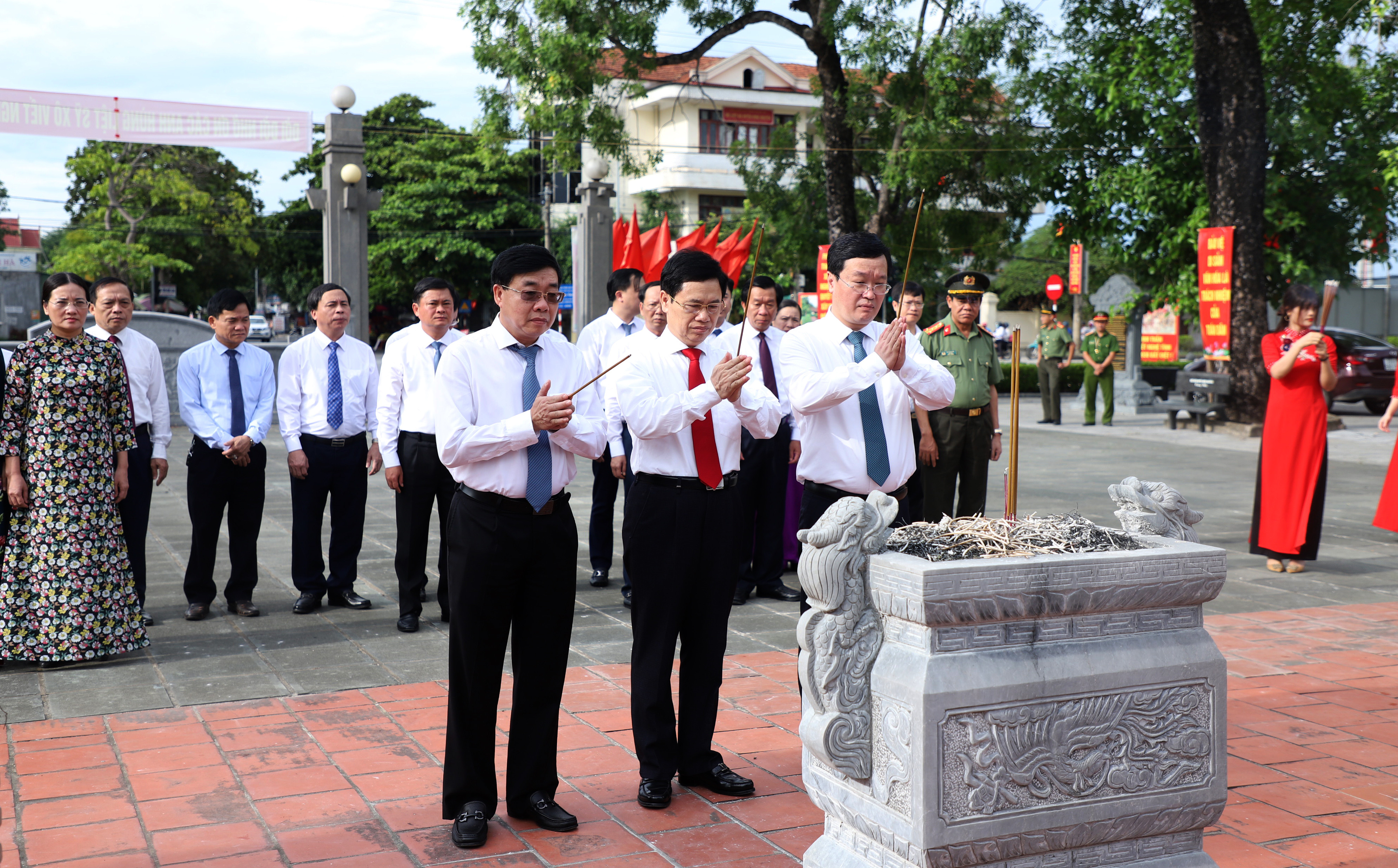 Các đồng chí: Nguyễn Xuân Sơn - Phó Bí thư Thường trực Tỉnh ủy, Chủ tịch HĐND tỉnh; Nguyễn Đức Trung - Phó Bí thư Tỉnh ủy, Chủ tịch UBND tỉnh dâng hương tại khu mộ các liệt sỹ Xô Viết Nghệ Tĩnh. Ảnh: Thành Duy