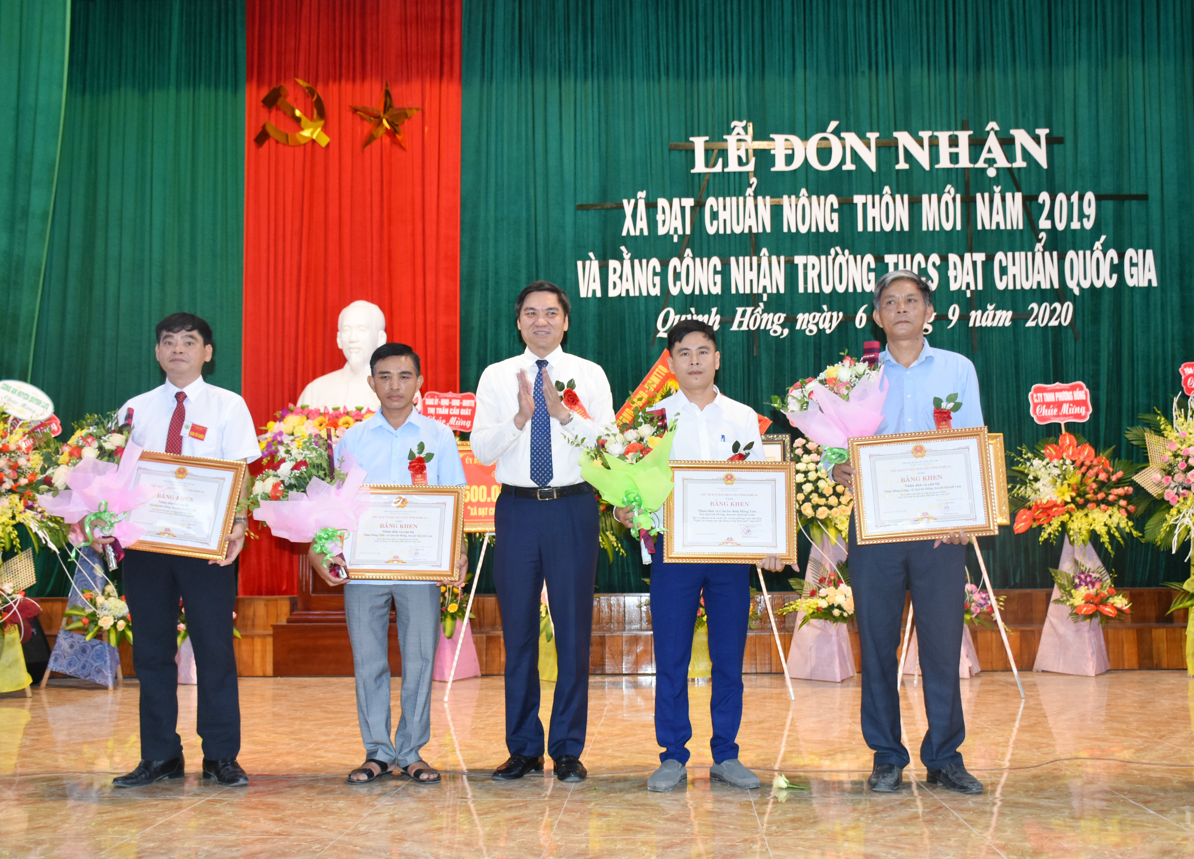 Phó Chủ tịch UBND tỉnh Hoàng Nghĩa Hiếu trao Bằng khen của Chủ tịch UBND tỉnh cho các tập thể có nhiều đóng góp trong thực hiện chương trình xây dựng nôngt hô