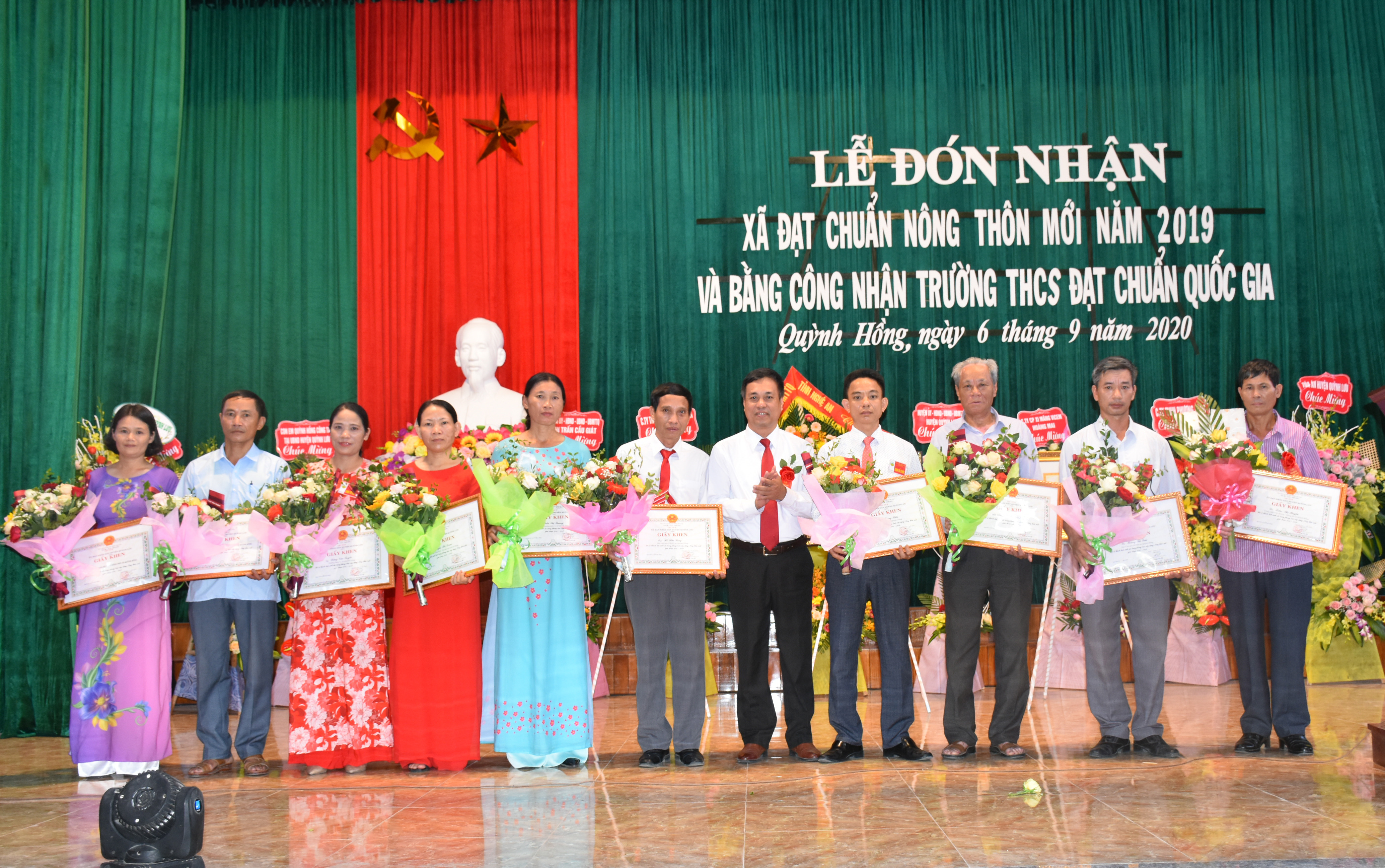 Lãnh đạo huyện Quỳnh Lưu trao giấy khen cho các tập thể, cá nhân có nhiều đóng góp trong xây dựng nông thôn mới và trường đạt chuẩn Quốc gia. Ảnh: Thu Hương