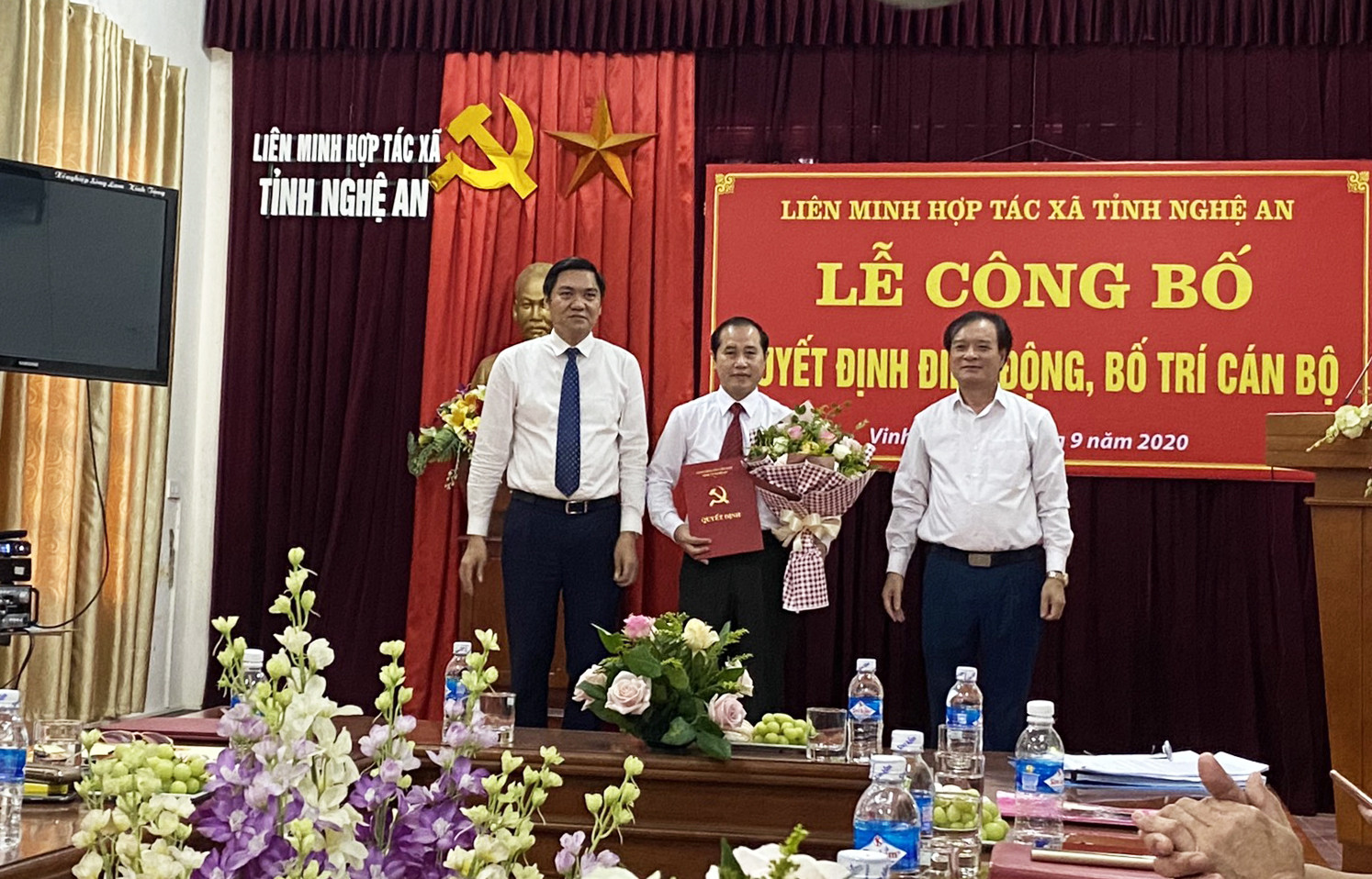 Các đồng chí Hồ Phúc Hợp, Hoàng Nghĩa Hiếu trao quyết định, tặng hoa chúc mừng tân Chủ tịch Liên minh Hợp tác xã tỉnh Nguyễn Văn Châu