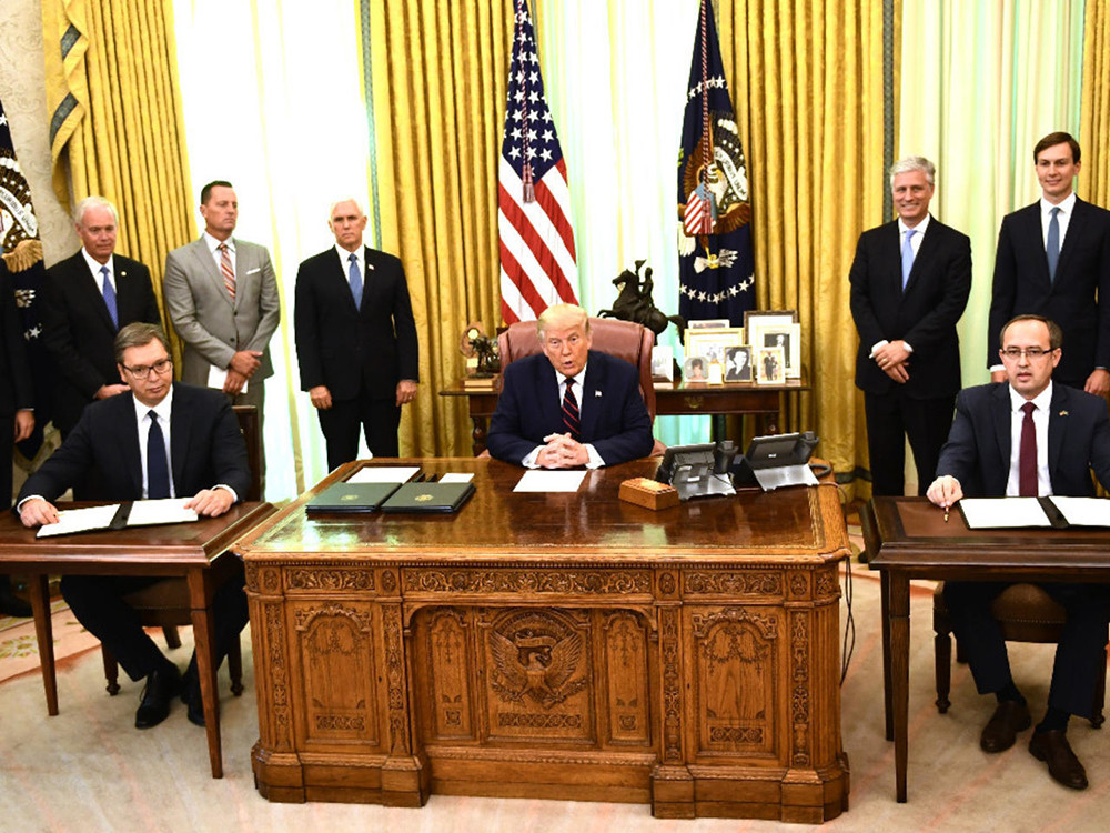 Tổng thống Mỹ Donald Trump (giữa) cùng Tổng thống Serbia Aleksandar Vucic (trái) và Thủ tướng Kosovo Avdullah Hoti (phải) ngày 4/9 tại Washington, Mỹ. Ảnh: AFP