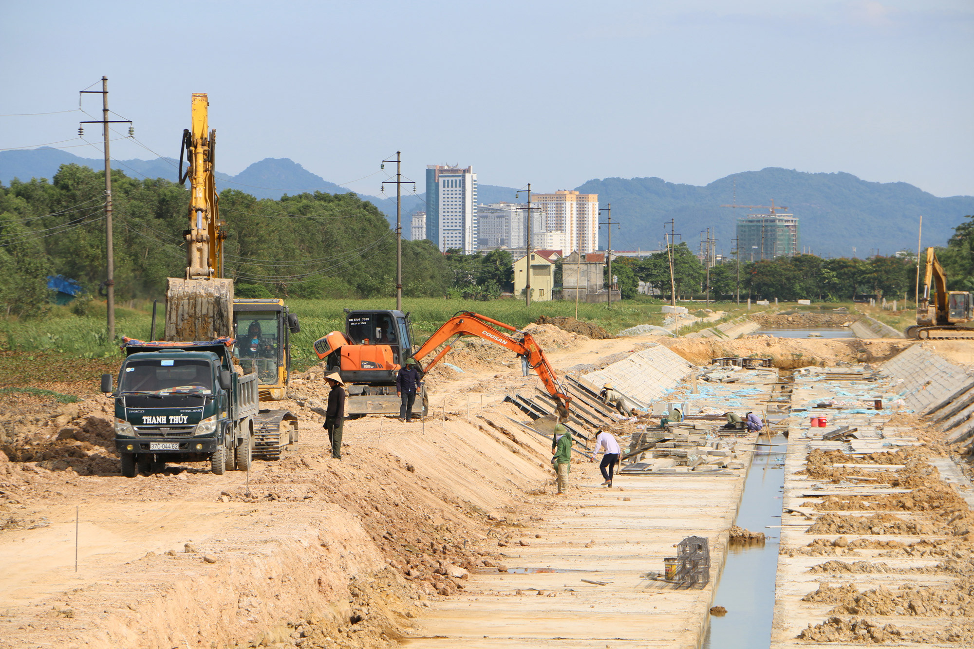 Xây dựng hạ tầng thoát nước tại KCN Bắc Vinh. Ảnh: Trân Châu