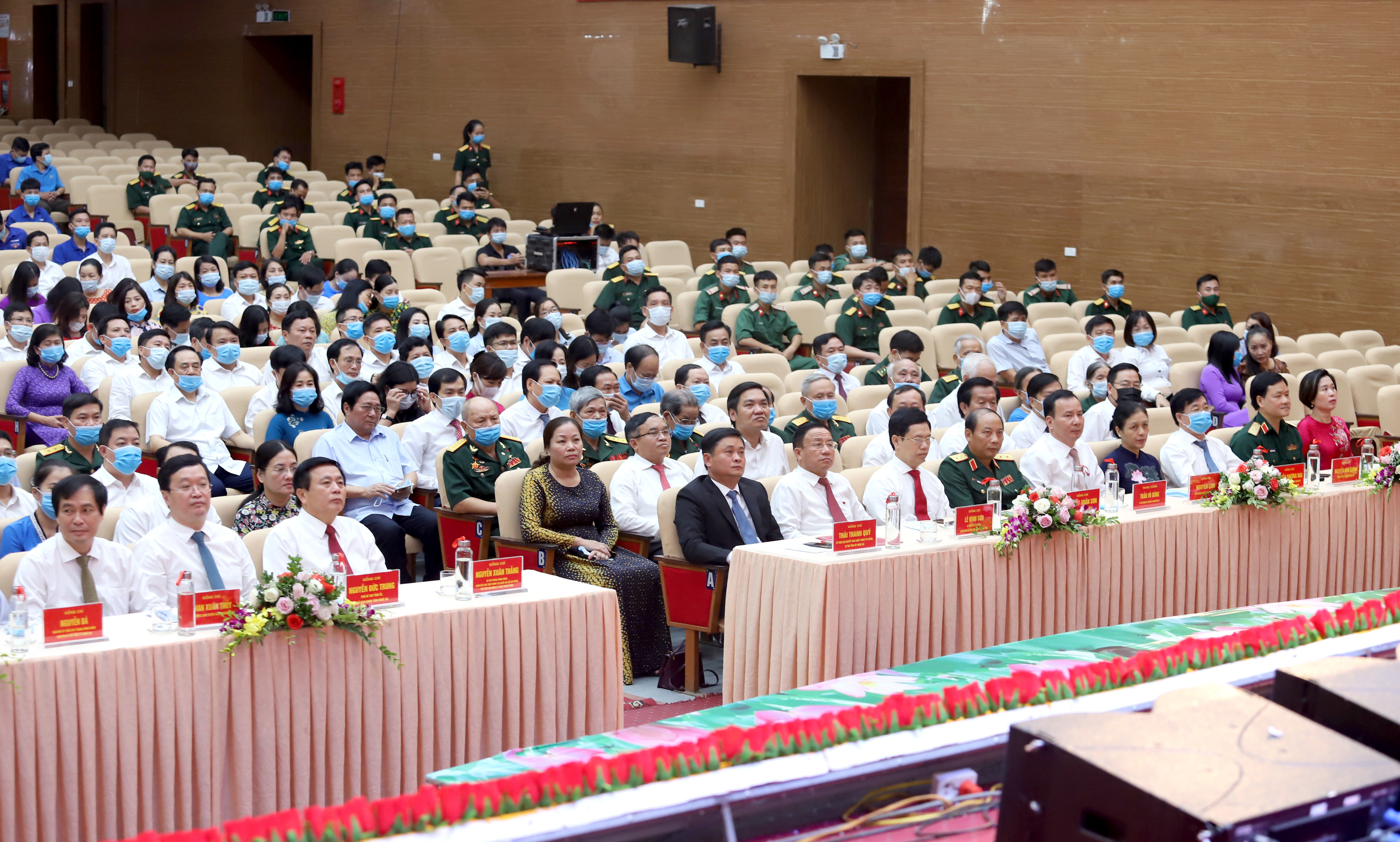 Các đại biểu Trung ương, tỉnh Nghệ An, Hà Tĩnh tham dự Lễ kỷ niệm 90 năm Ngày Xô viết Nghệ Tĩnh. Ảnh: Thành Duy