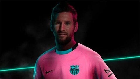 Trong bức ảnh vừa được Barca cho công bố, Messi không quá tươi tắn, nhưng anh cũng mỉm cười khi khoác lên mình bộ trang phục màu hồng khá 