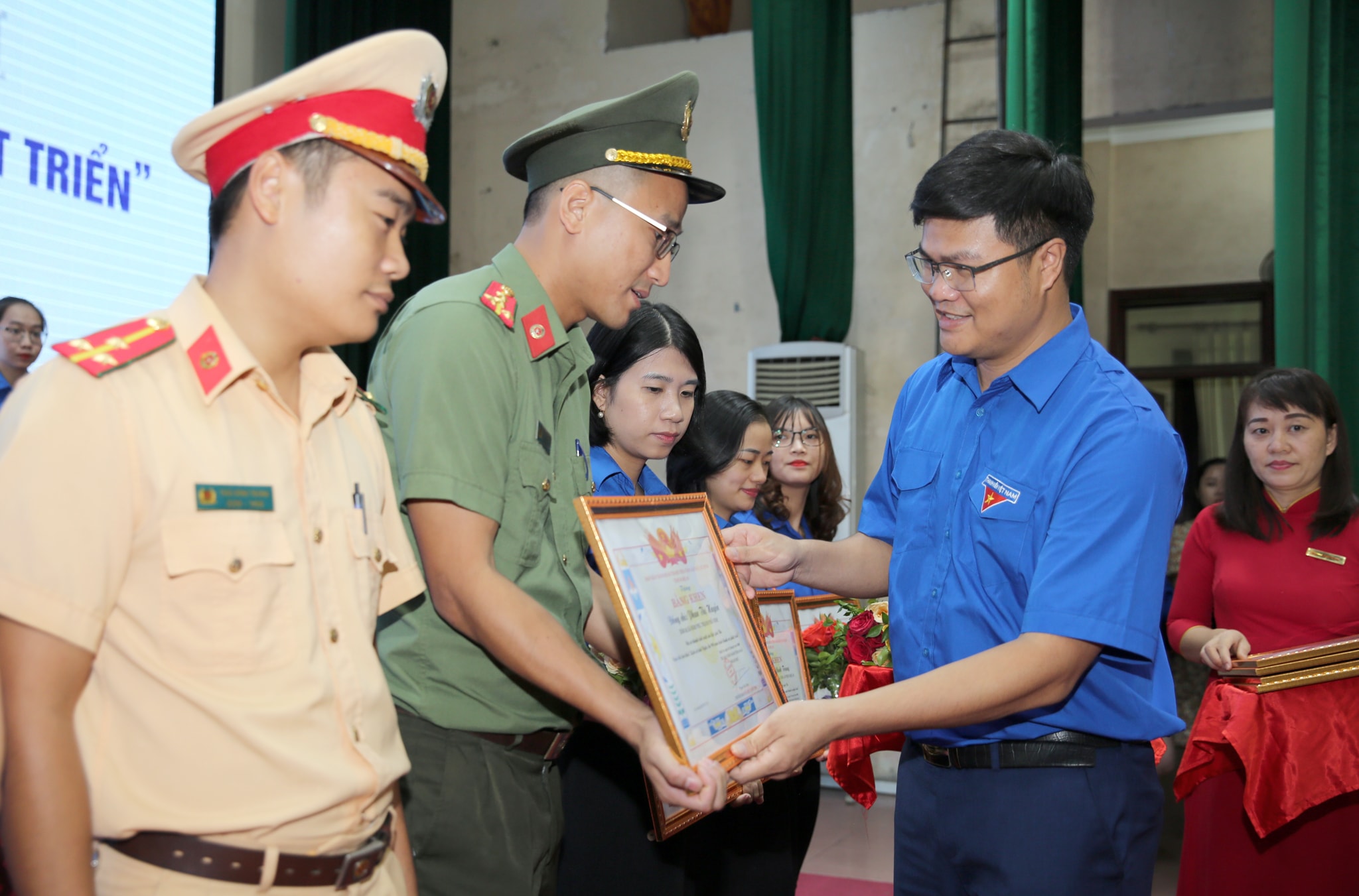 Đại diện ban Tổ chức trao Bằng ken cho các thí sinh đạt giải Ba. Ảnh: Đức Anh