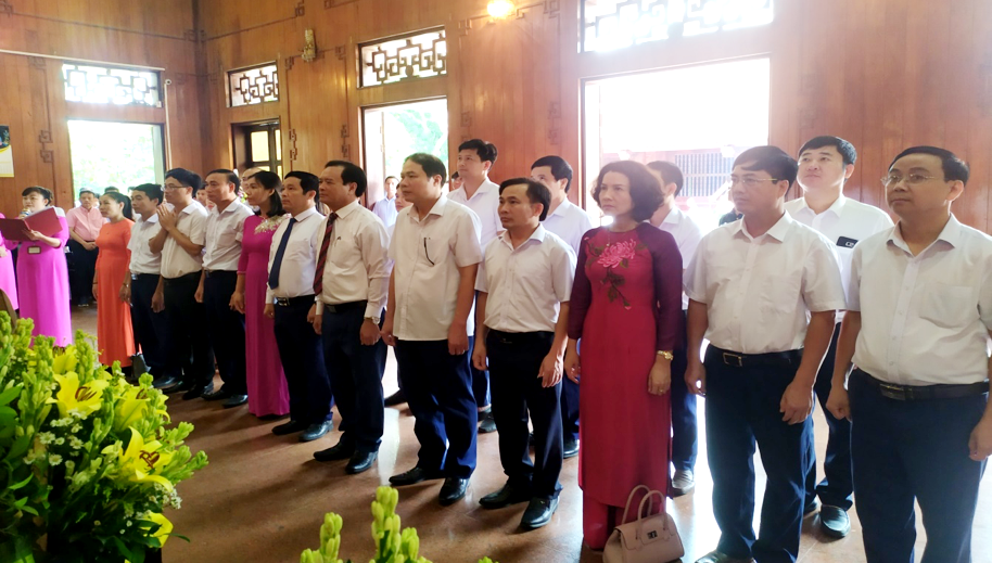 Đoàn đại biểu Ban Tổ chức Tỉnh ủy tưởng nhớ chủ tịch Hồ Chí Minh. Ảnh Nguyễn Huyền