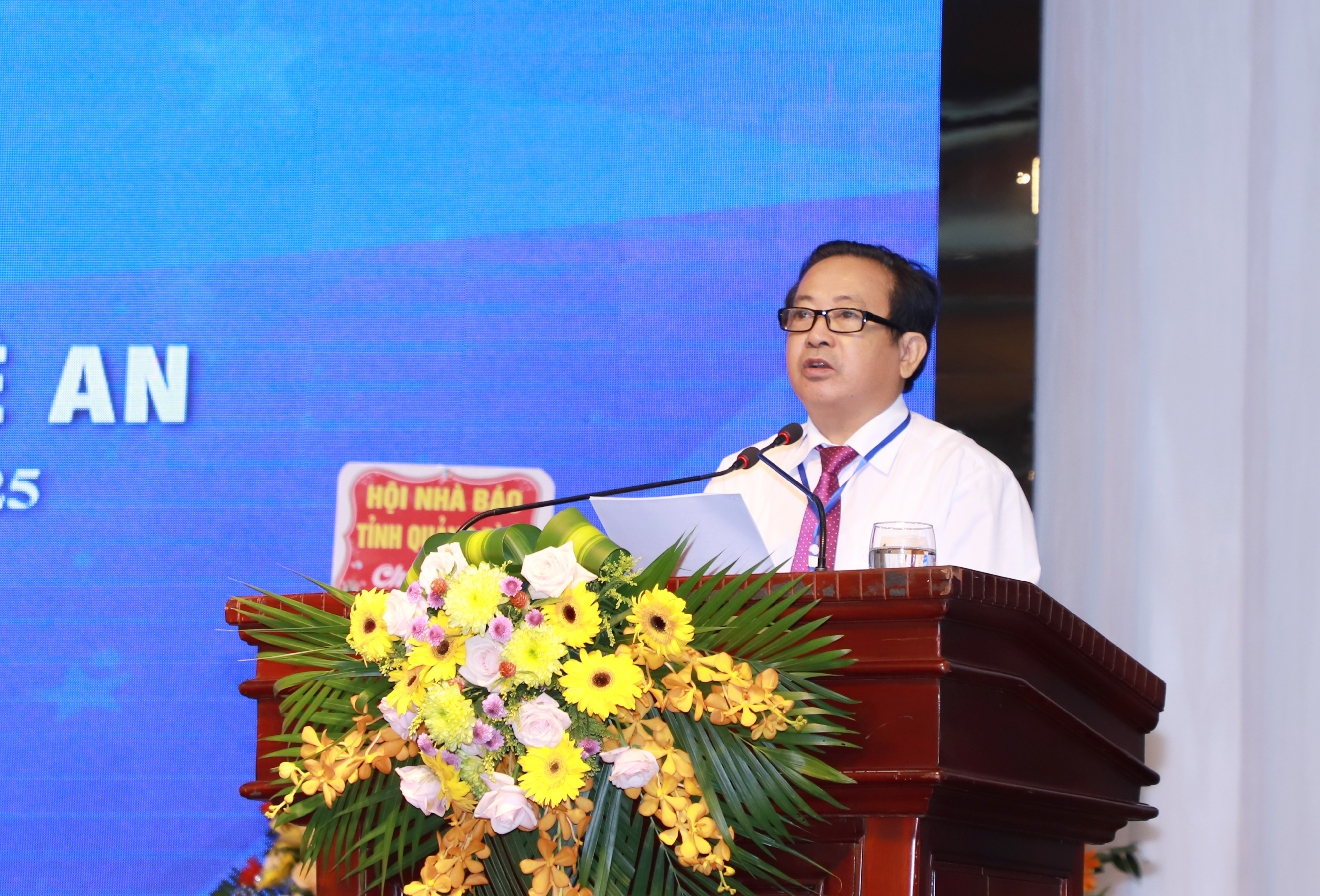 Đồng chí Trần Duy Ngoãn - Chủ tịch Hội Nhà báo Nghệ An nhiệm kỳ 2015-2020 trình bày Báo cáo chính trị Đại hội. Ảnh: Phạm Bằng