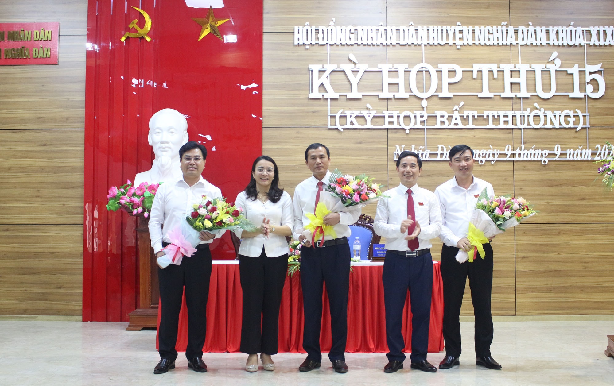 Thường trực Huyện ủy chúc mừng tân Phó Chủ tịch HĐND huyện và các trưởng ban HĐND huyện