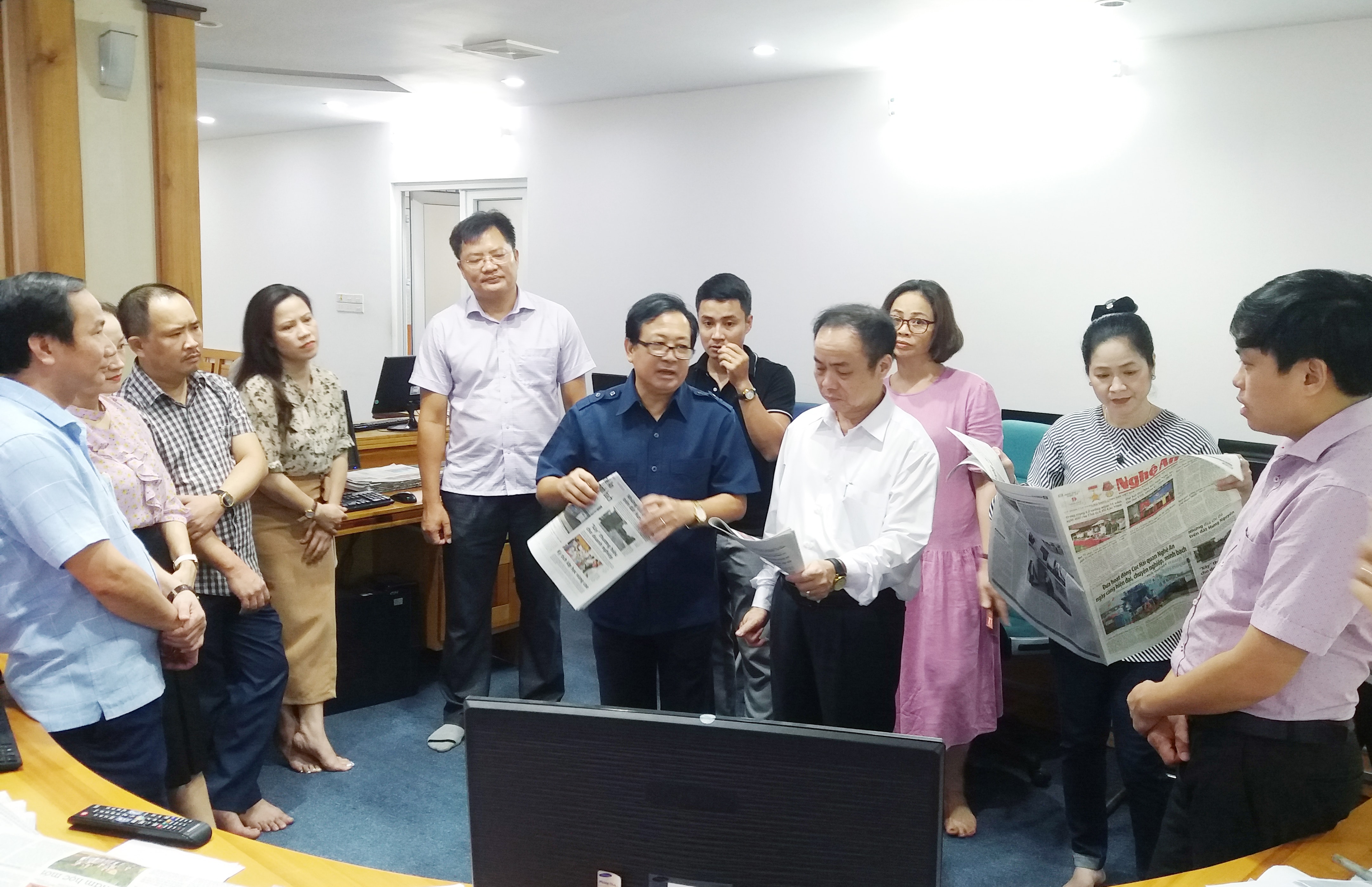 Đoàn công tác trao đổi nghiệp vụ với cán bộ, phóng viên Báo Nghệ An