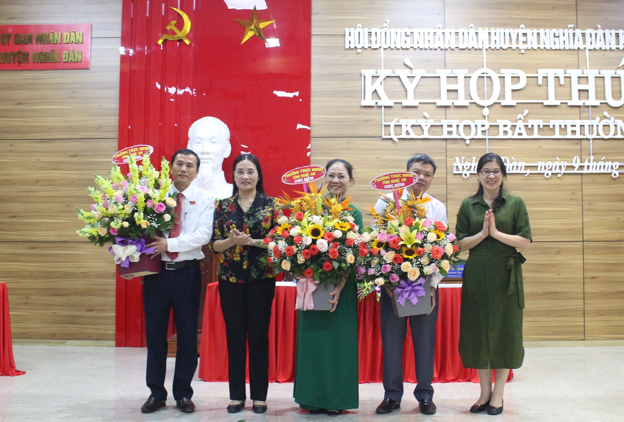 Đồng chí Cao Thị Hiền – Ủy viên BTV Tỉnh ủy, Phó Chủ tịch Thường trực HĐND tỉnh, tặng hoa cho các đồng chí trúng cử chức danh mới