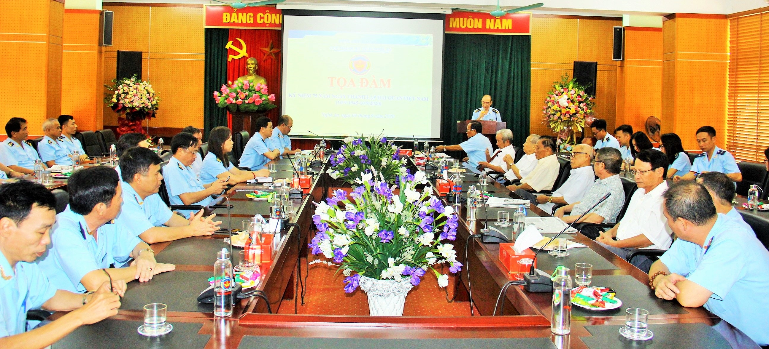 Toàn cảnh tọa đàm kỷ niệm 75 năm ngày thành lập Hải quan Việt Nam. Ảnh: Hoàng Vĩnh