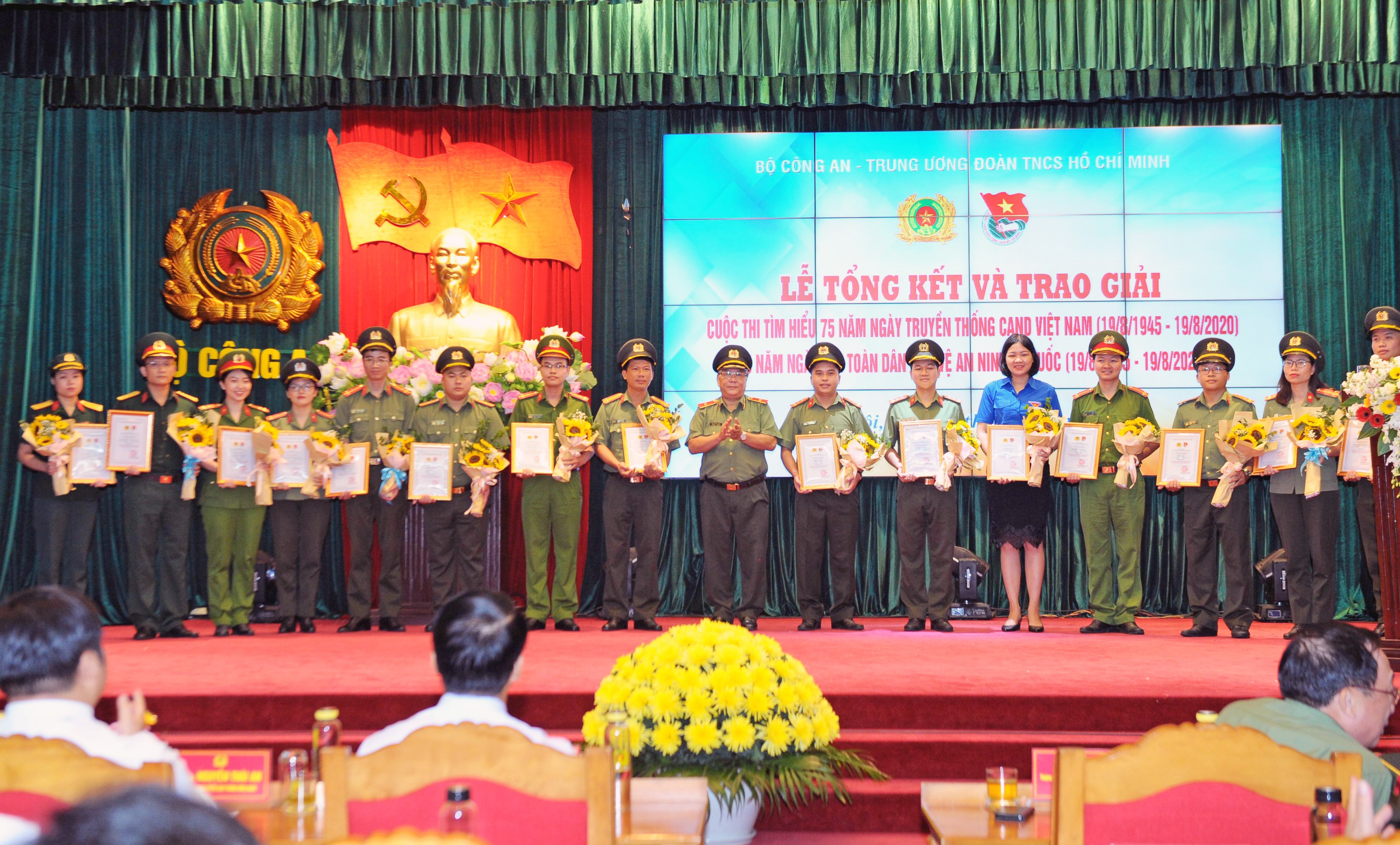 Đồng chí Nguyễn Thị Quỳnh - Ủy viên BTV, Trưởng Ban Tuyên giáo Tỉnh đoàn Nghệ An đạt giải Ba cá nhân. Ảnh: Trần Tú