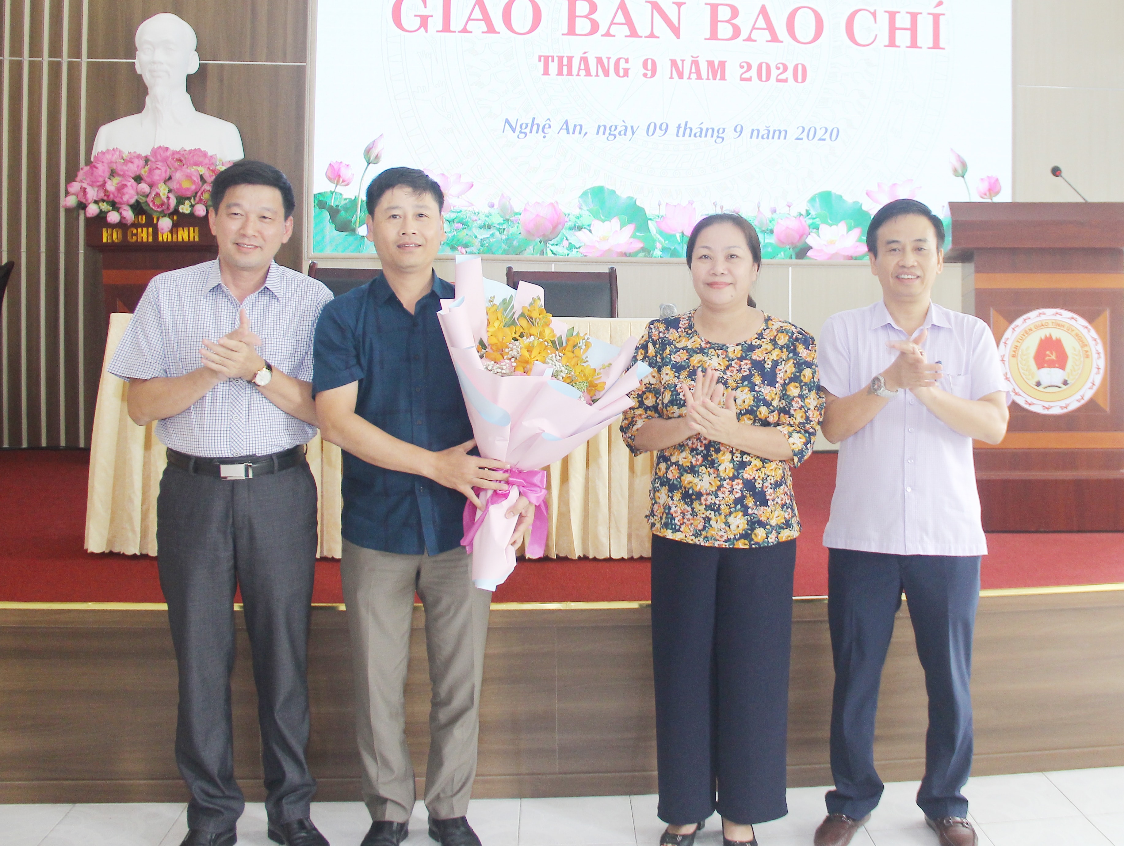 Lãnh đạo Ban Tuyên giáo Tỉnh ủy tặng hoa chúc mừng đồng chí Võ Văn Dũng. Ảnh: Mai Hoa
