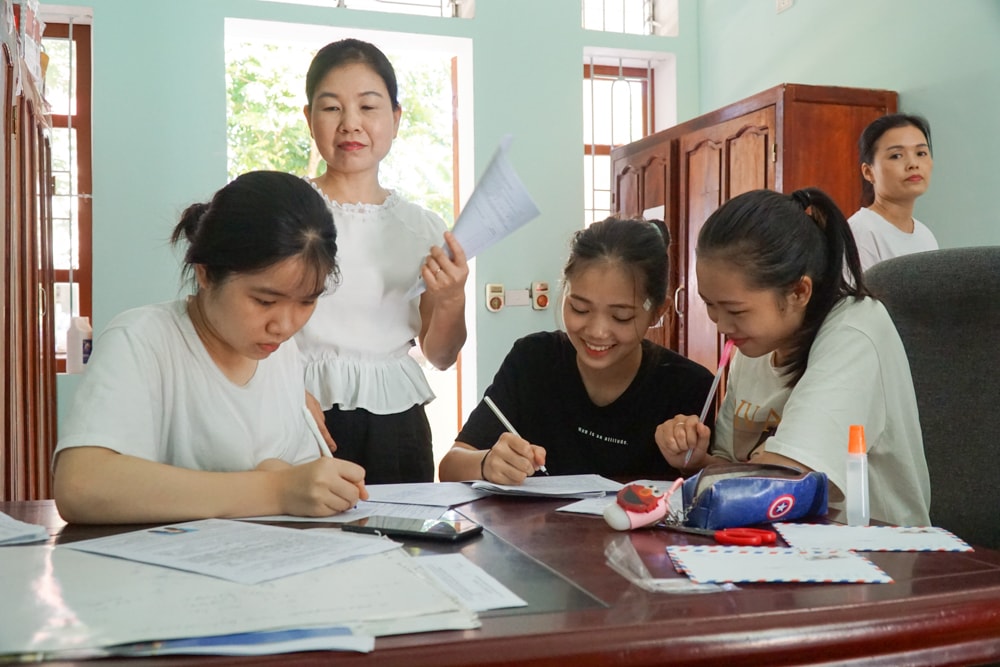 Học sinh Trường THPT Quỳ Châu cân nhắc khi đăng ký nguyện vọng xét tuyển vào đại học. Ảnh: MH