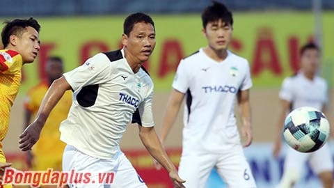đội chủ nhà đã sớm vượt lên dẫn 2 bàn thắng nhưng cuối cùng họ lại để đội bóng xứ Quảng lội ngược dòng thành công