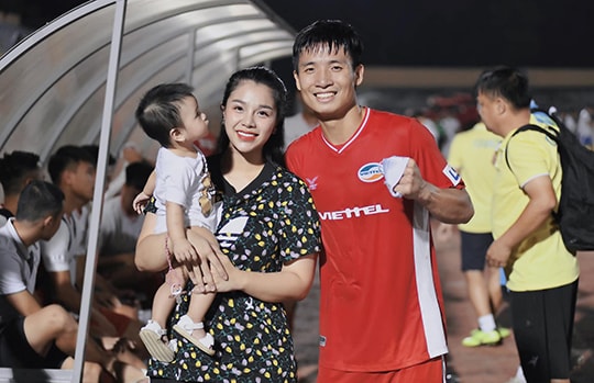 Bùi Tiến Dũng cùng vợ Khánh Linh và con gái