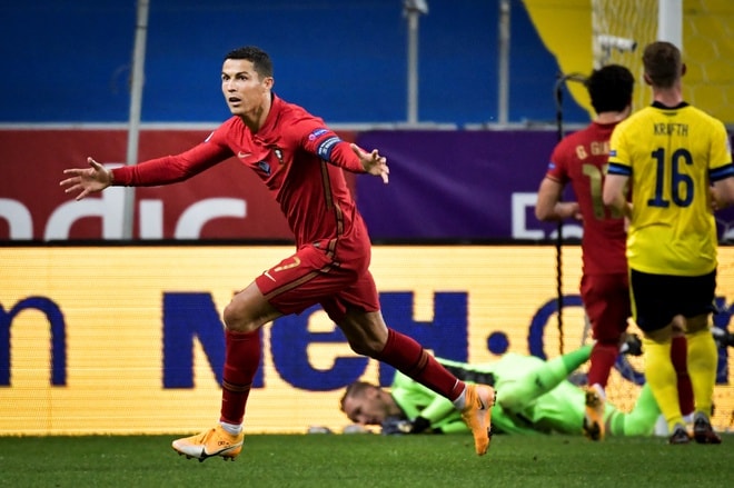 Ronaldo rực sáng trong ngày trở lại tuyển quốc gia. Ảnh: Reuters.
