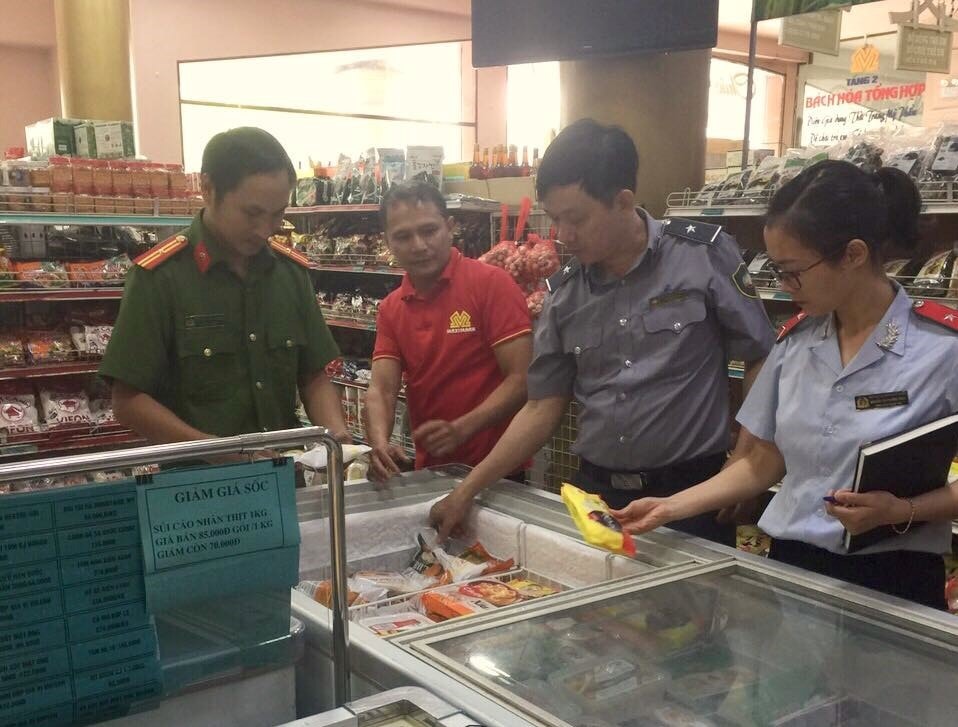 Đoàn liên ngành kiểm tra tại siêu thị. Ảnh: TH
