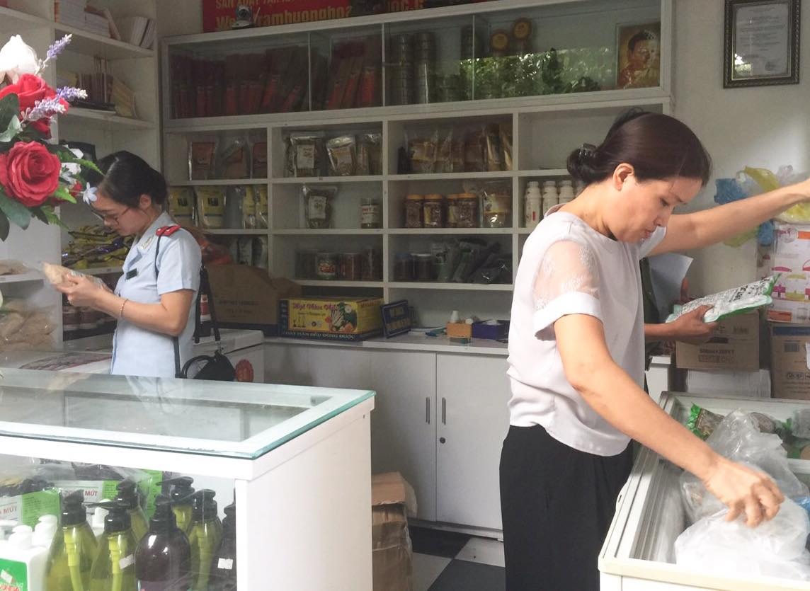 Đoàn kiểm tra tại nhà hàng bán đồ ăn chay ở TP Vinh. Ảnh: TH