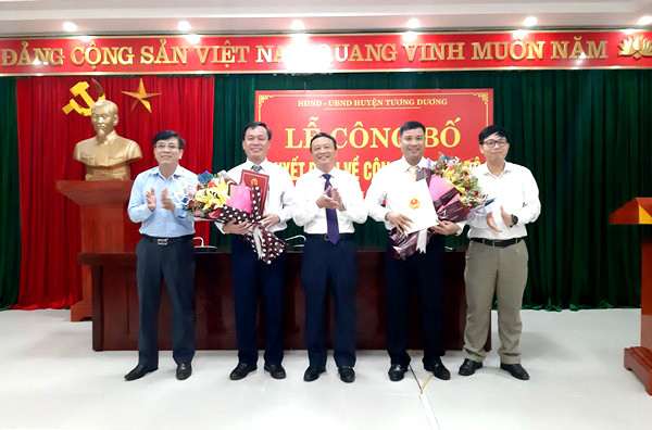 Lãnh đạo huyện Tương Dương trao Quyết định, tặng hoa chúc mừng các đồng chí được bổ nhiệm chức vụ mới. Ảnh Văn Hòe