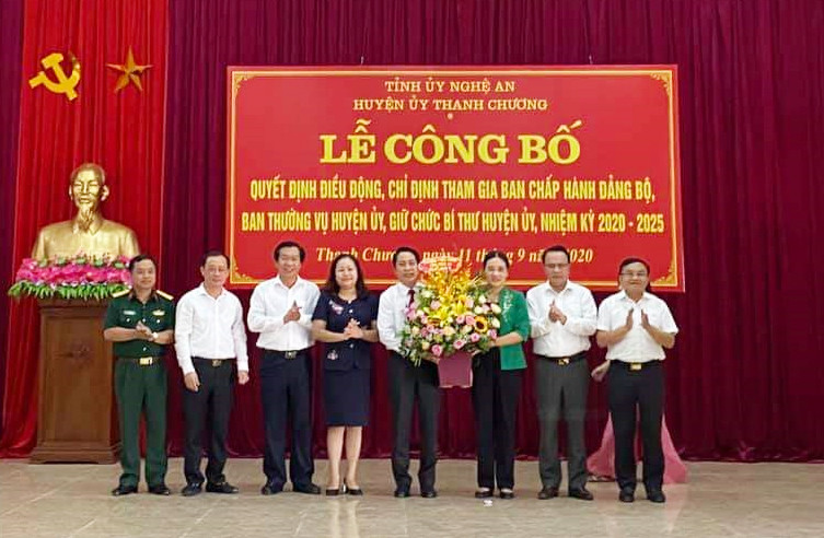 Các đồng chí lãnh đạo tỉnh chúc mừng đồng chí Nguyễn Hải Dương. Ảnh: Văn Lý 