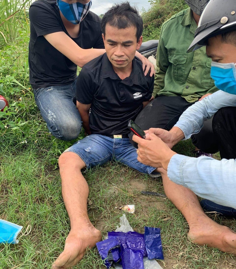 Đối tượng và tang vật bị bắt giữ. Ảnh: Quỳnh Trang