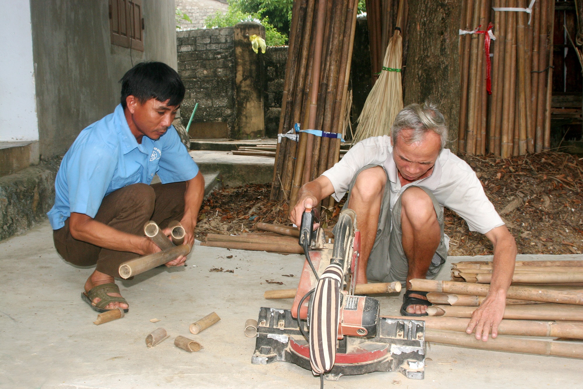 Thời gian này, ông Nguyễn Văn Kính ở xã Quỳnh Thanh (Quỳnh Lưu) luôn bận rộn nghề làm trúm bắt lươn đồng. Ảnh: Việt Hùng