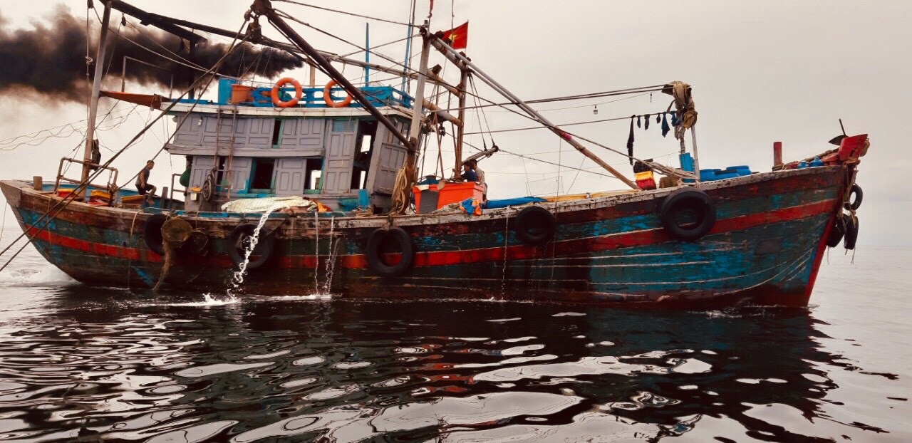 Tàu cá mang biển số TH-91998-TS của ngư dân Thanh Hóa đánh bắt gần vùng biển Nghệ An, khi bị phát hiện đánh bắt trái phép đã nổ máy bỏ chạy nhưng lực lực lượng chức năng áp át, bắt giữ. Ảnh: P.V