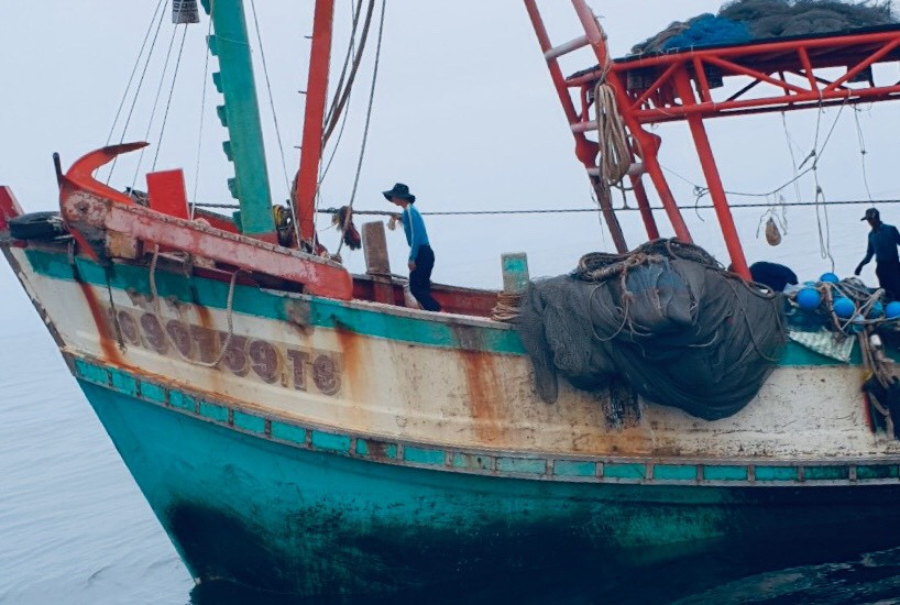 Tàu cá của ngư dân Kiên Giang đánh bắt vùng biển lộng Nghệ An và có biển số khá mờ, không đúng quy định. Ảnh: P.V