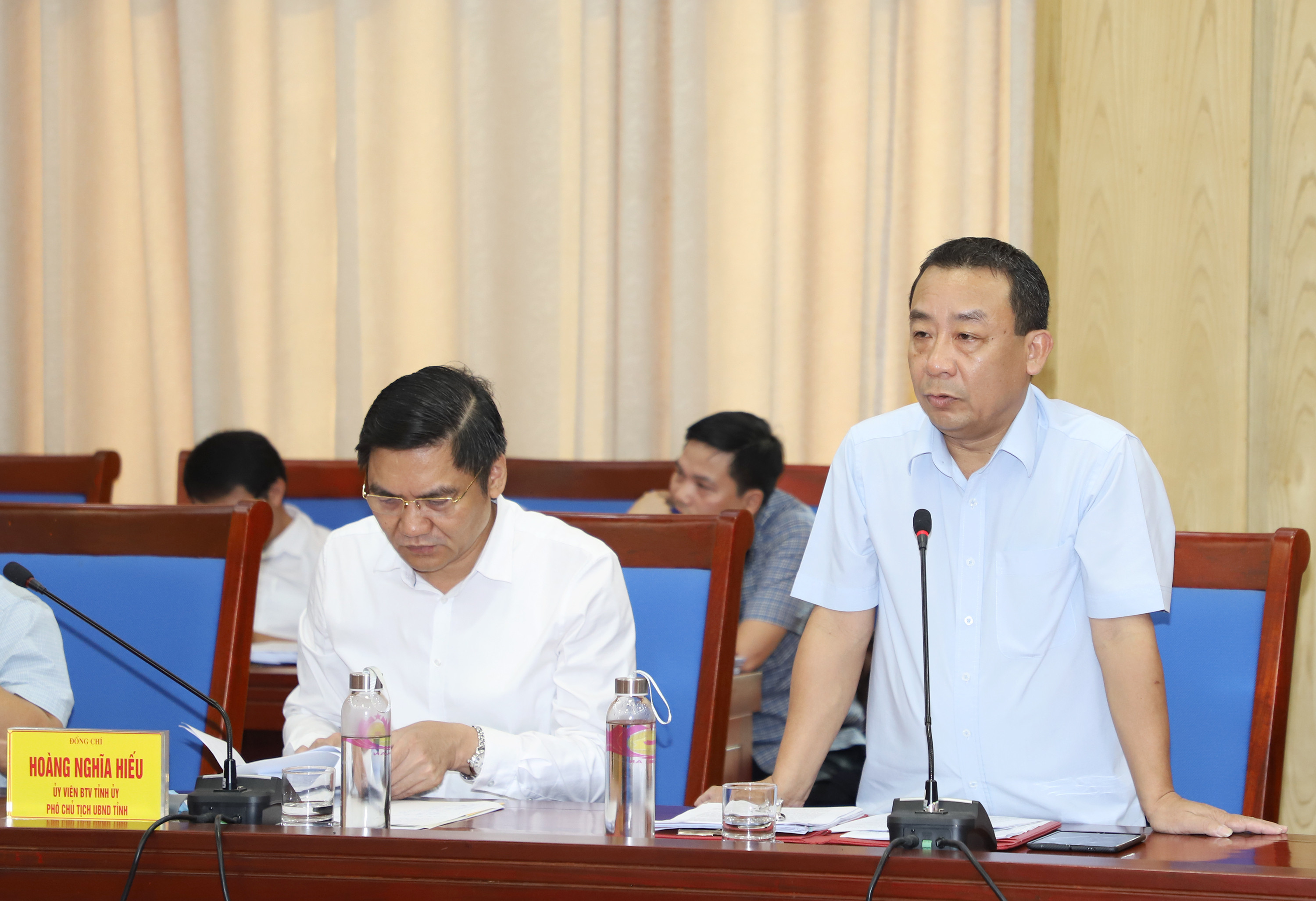 Ông Nguyễn Văn Đệ - Giám đốc Sở NN&PTNT  trình bày báo cáo tình hình thực hiện hồ sơ chuyển đổi mục đích sử dụng rừng dự án. Ảnh: Phạm Bằng