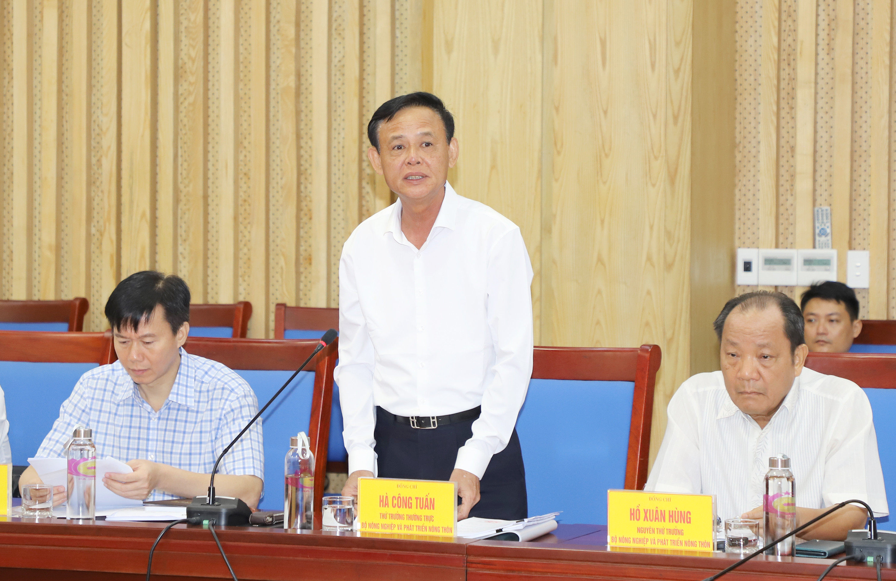 Đồng chí Hà Công Tuấn - Thứ trưởng Thường trực Bộ NN&PTNT phát biểu tại buổi làm việc. Ảnh: Phạm Bằng
