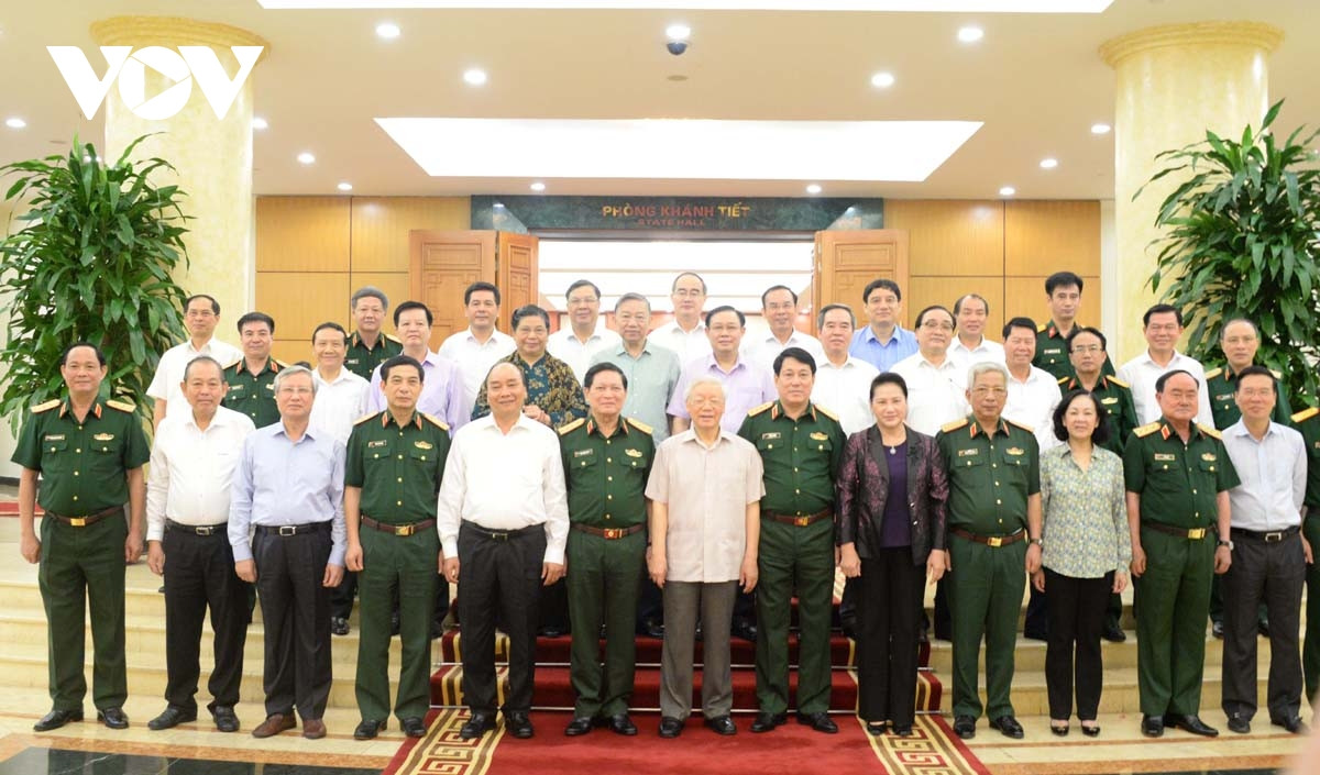 Tổng Bí thư, Chủ tịch nước Nguyễn Phú Trọng, Bí thư Quân ủy Trung ương và các đồng chí Bộ Chính trị chụp ảnh chung với Ban Thường vụ Quân ủy Trung ương