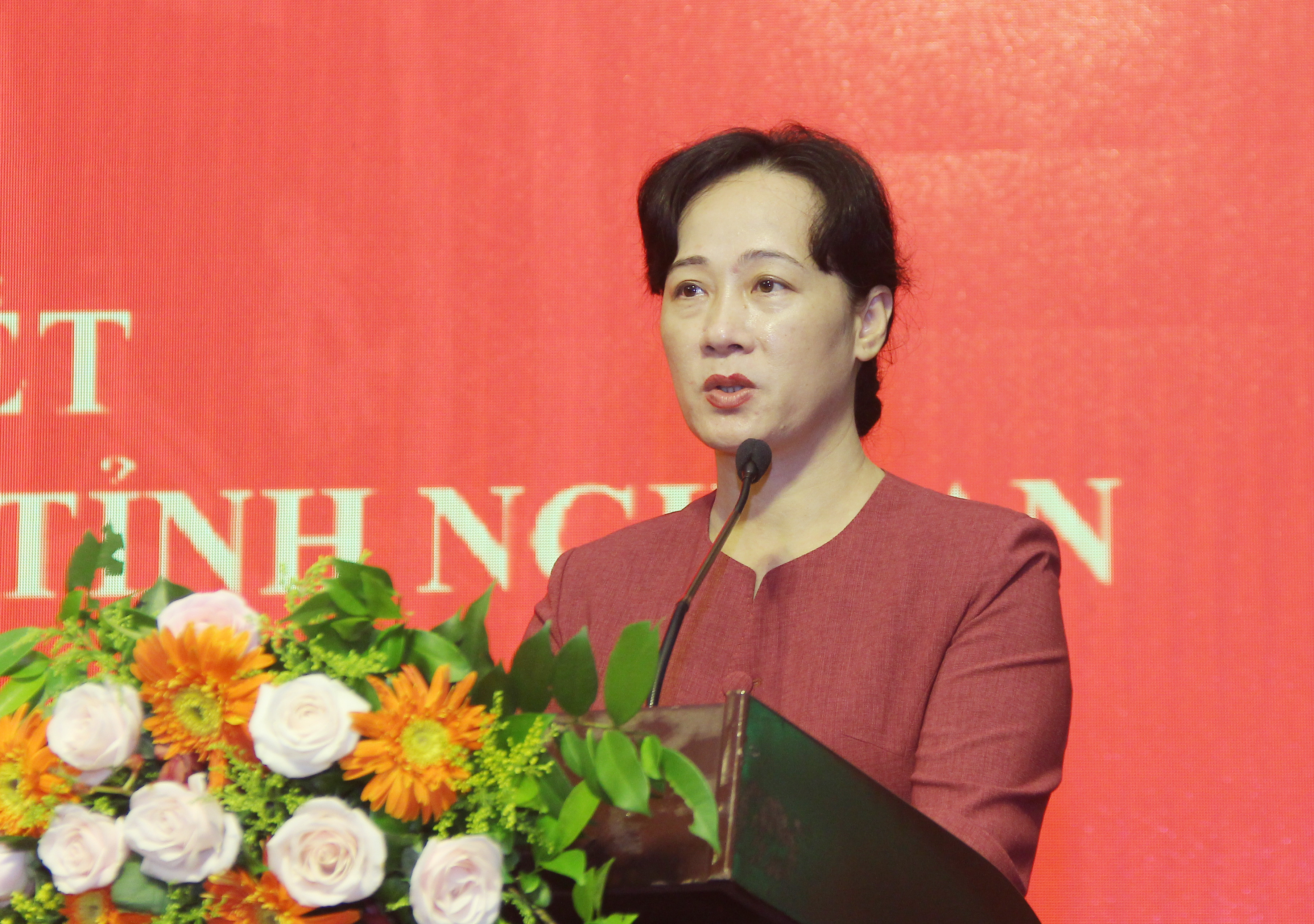 Đồng chí Phan Thị Hoan - Bí thư Đảng ủy Khối Doanh nghiệp tỉnh phát biểu khai mạc hội nghị. Ảnh: Mai Hoa