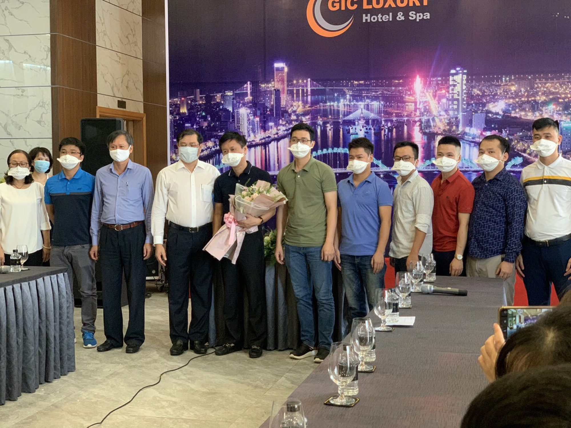 . Đồng chí Huỳnh Đức Thơ, Phó Bí thư, Chủ tịch UBND thành phố Đà Nẵng và lãnh đạo Sở Y tế thành phố đã đến thăm hỏi, tặng hoa và tiễn đoàn. Ảnh: PV