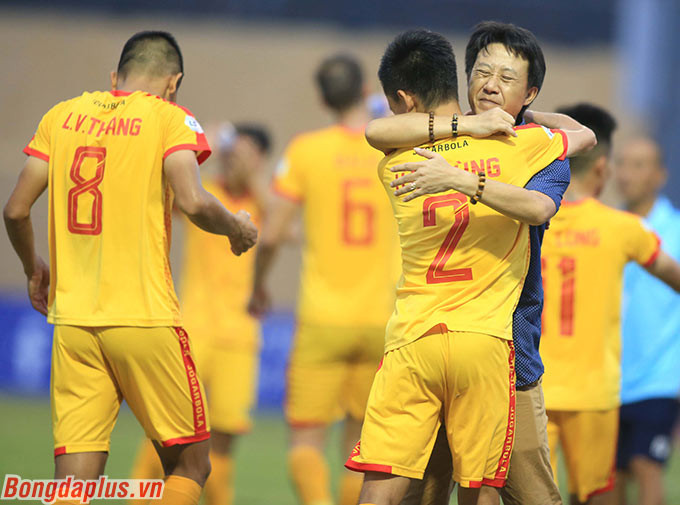 HLV Nguyễn Thành Công tiếc nuối khi không thể cùng Thanh Hóa đi đến chặng cuối cùng ở V.League 2020 .