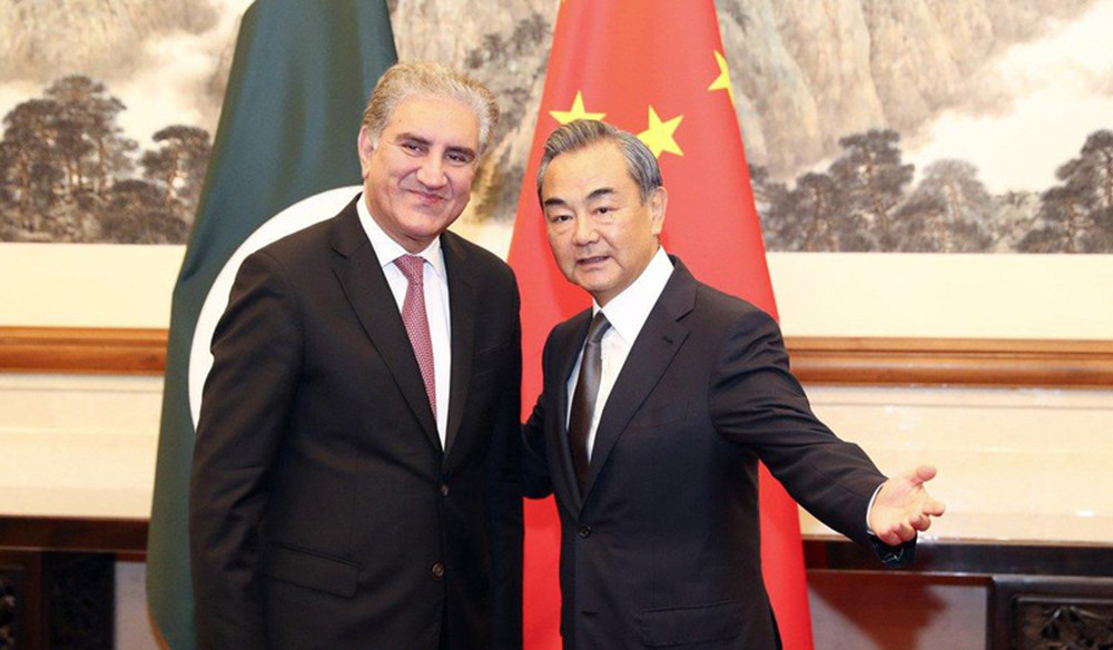 Ngoại trưởng Pakistan Shah Mahmood Qureshi (trái) gặp Bộ trưởng Ngoại giao Trung Quốc Vương Nghị trong chuyến thăm Trung Quốc năm 2019. Ảnh: THX