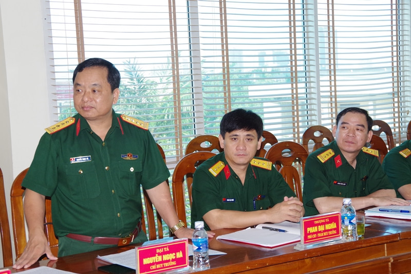 Đại tá Nguyễn Ngọc Hà phát biểu, báo cáo tình hình với đoàn kiểm tra. Ảnh: Trọng Kiên