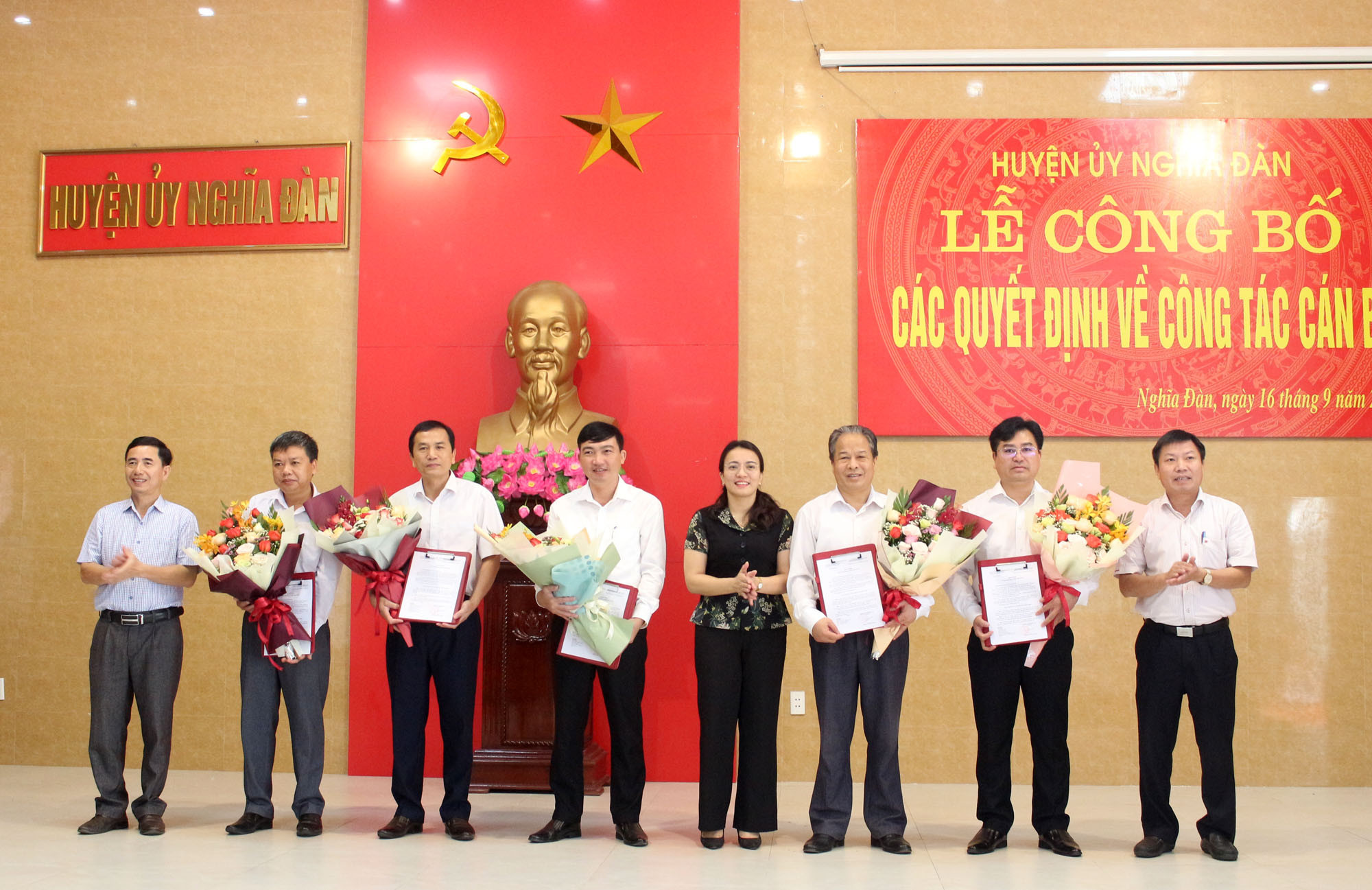 Thường trực Huyện ủy Nghĩa Đàn trao quyết định và tặng hoa chúc mừng các đồng chí được bổ nhiệm.